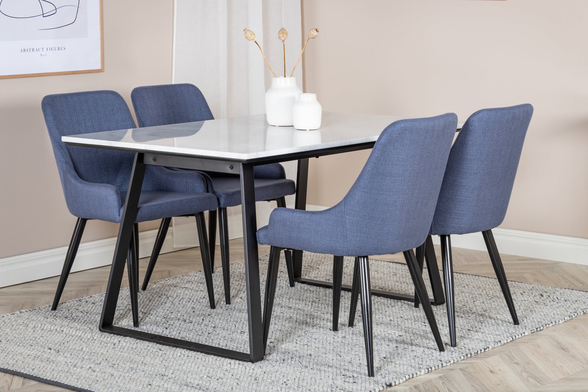 Estelle Matbord med Plaza Stolarna Matgrupp