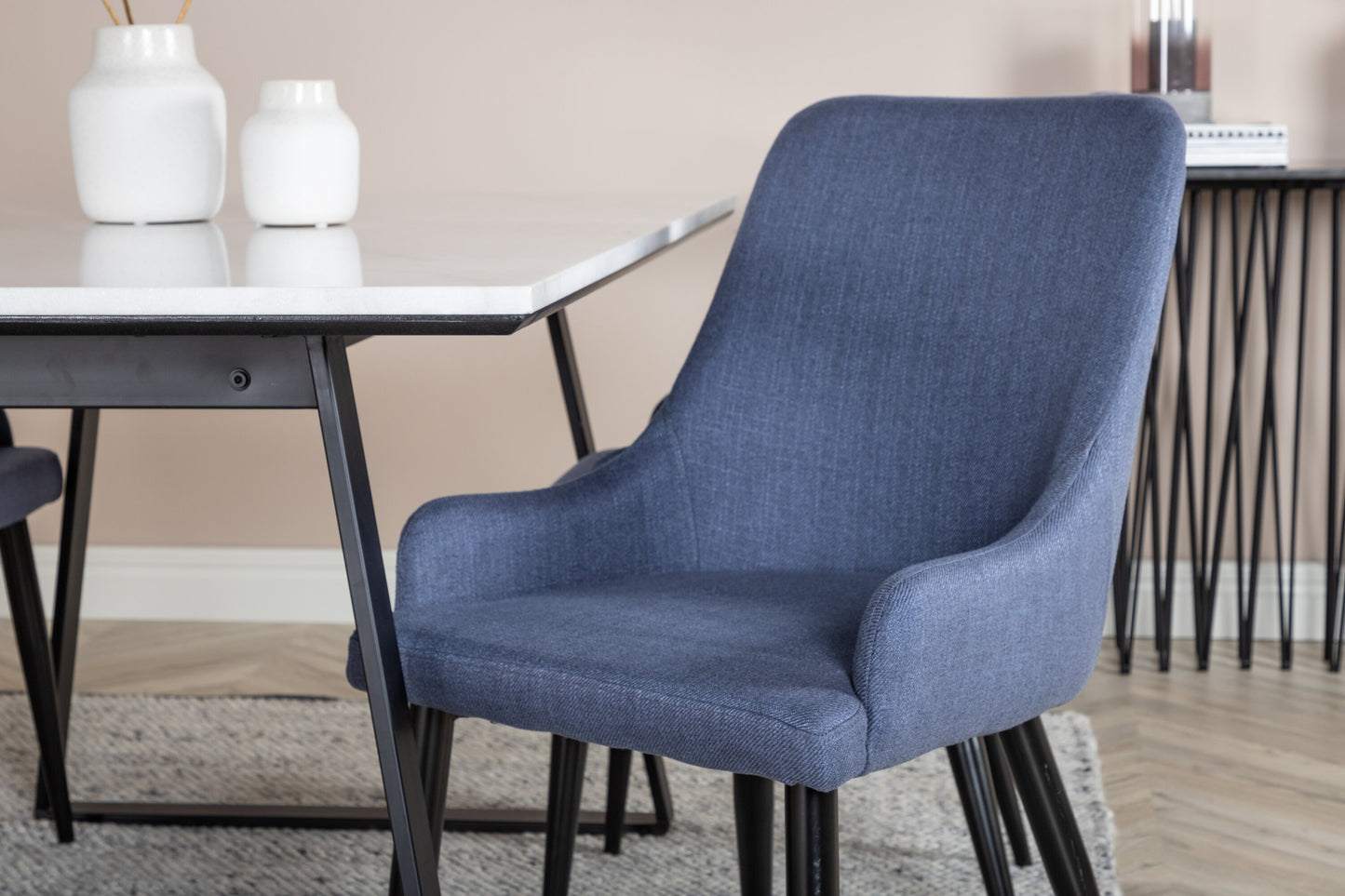 Estelle Matbord med Plaza Stolarna Matgrupp