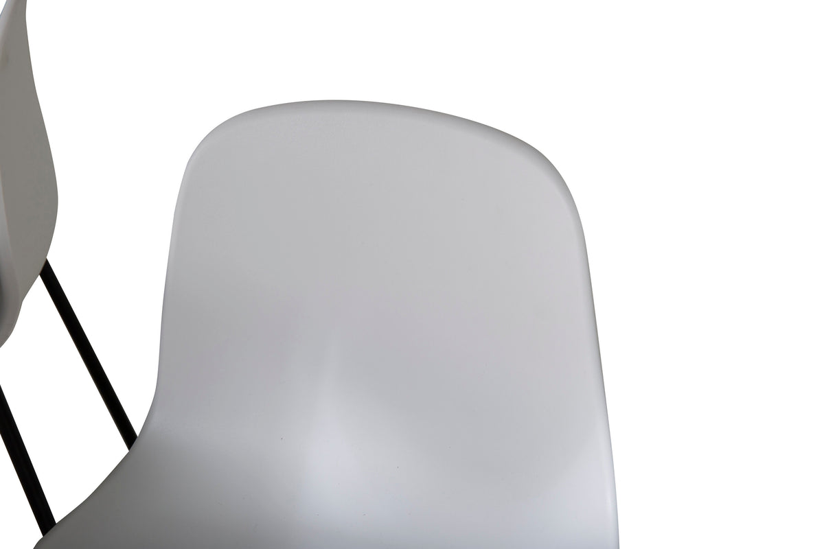 Estelle Matbord med Arctic Stolarna – Bord: 74,5x140x90 Stol: 47,5x82x49