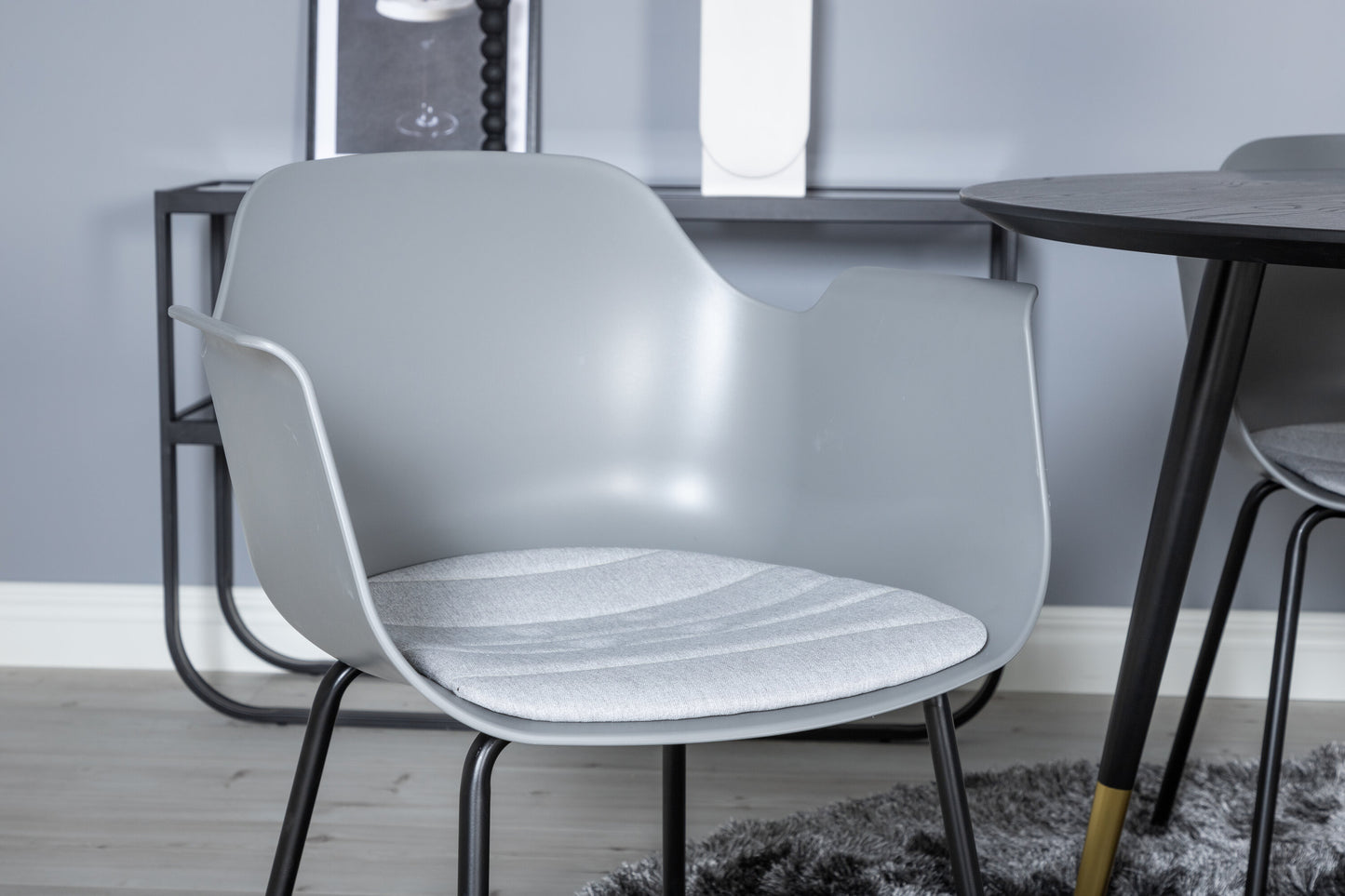 Dipp Matbord med Comfort Stolarna – Bord: ⌀115 Stol: 52x79,5x60,5