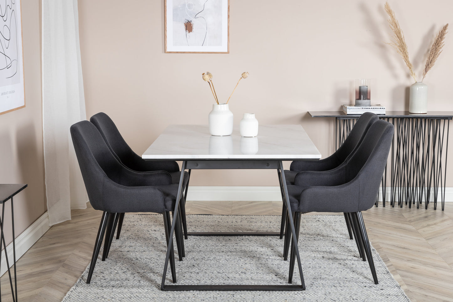 Estelle Matbord med Plaza Stolarna Matgrupp