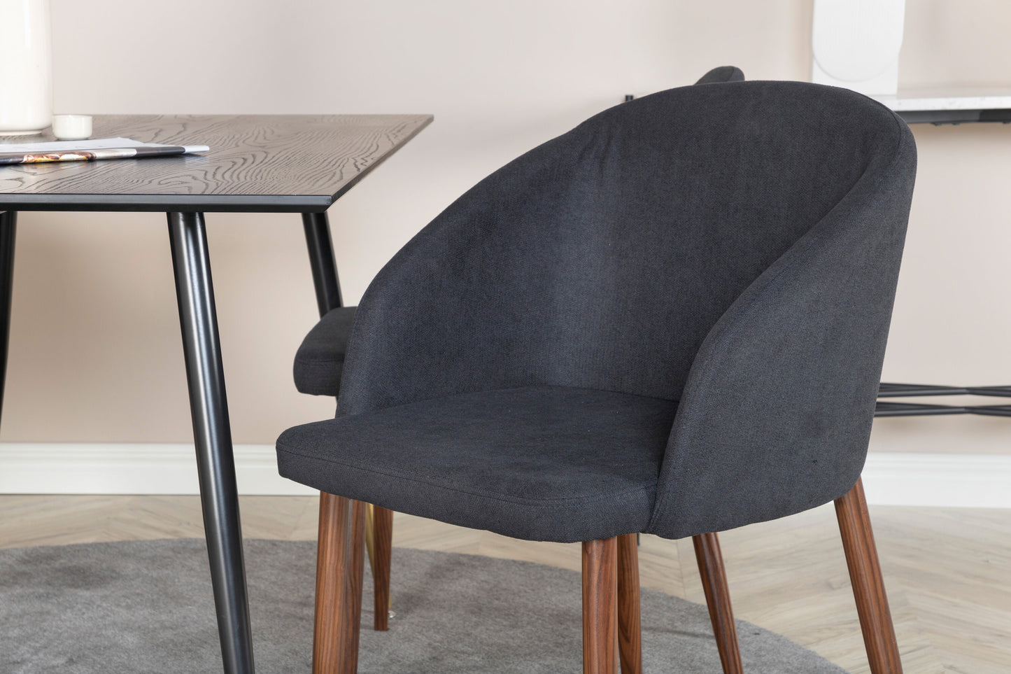 Dipp Matbord med Arch Stolarna Matgrupp