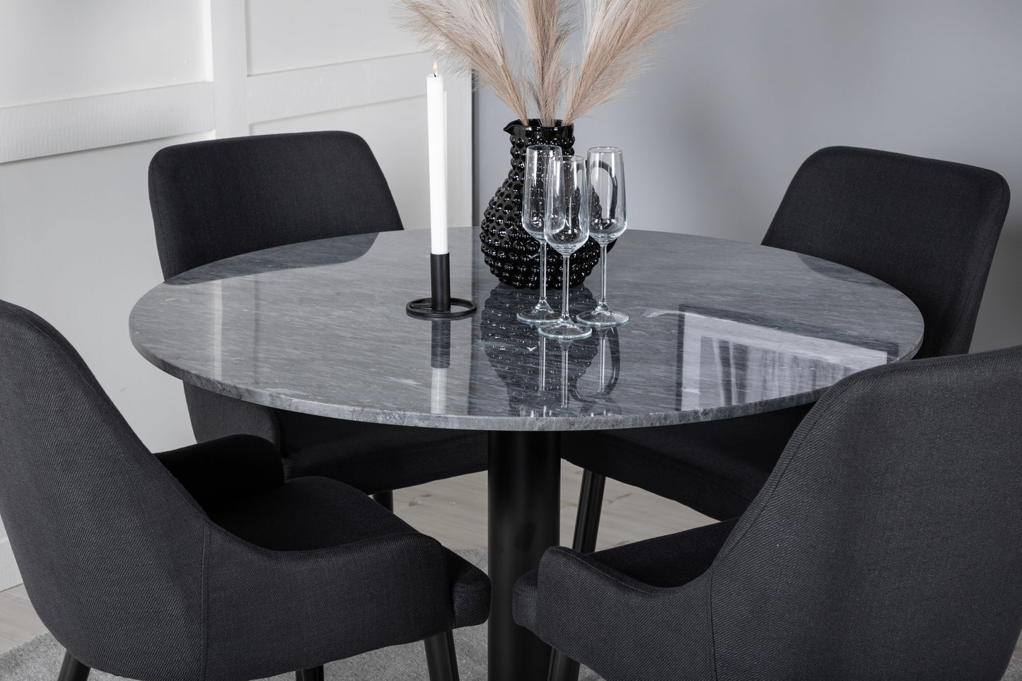 Estelle Matbord med Plaza Stolarna Matgrupp
