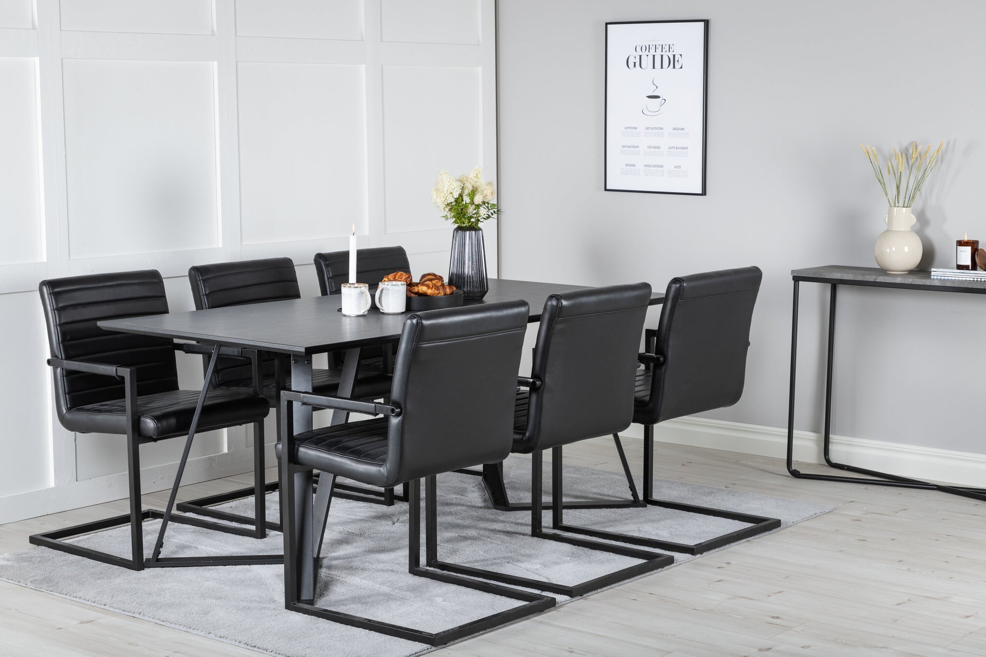 Marina Matbord med Art Stolarna Matgrupp