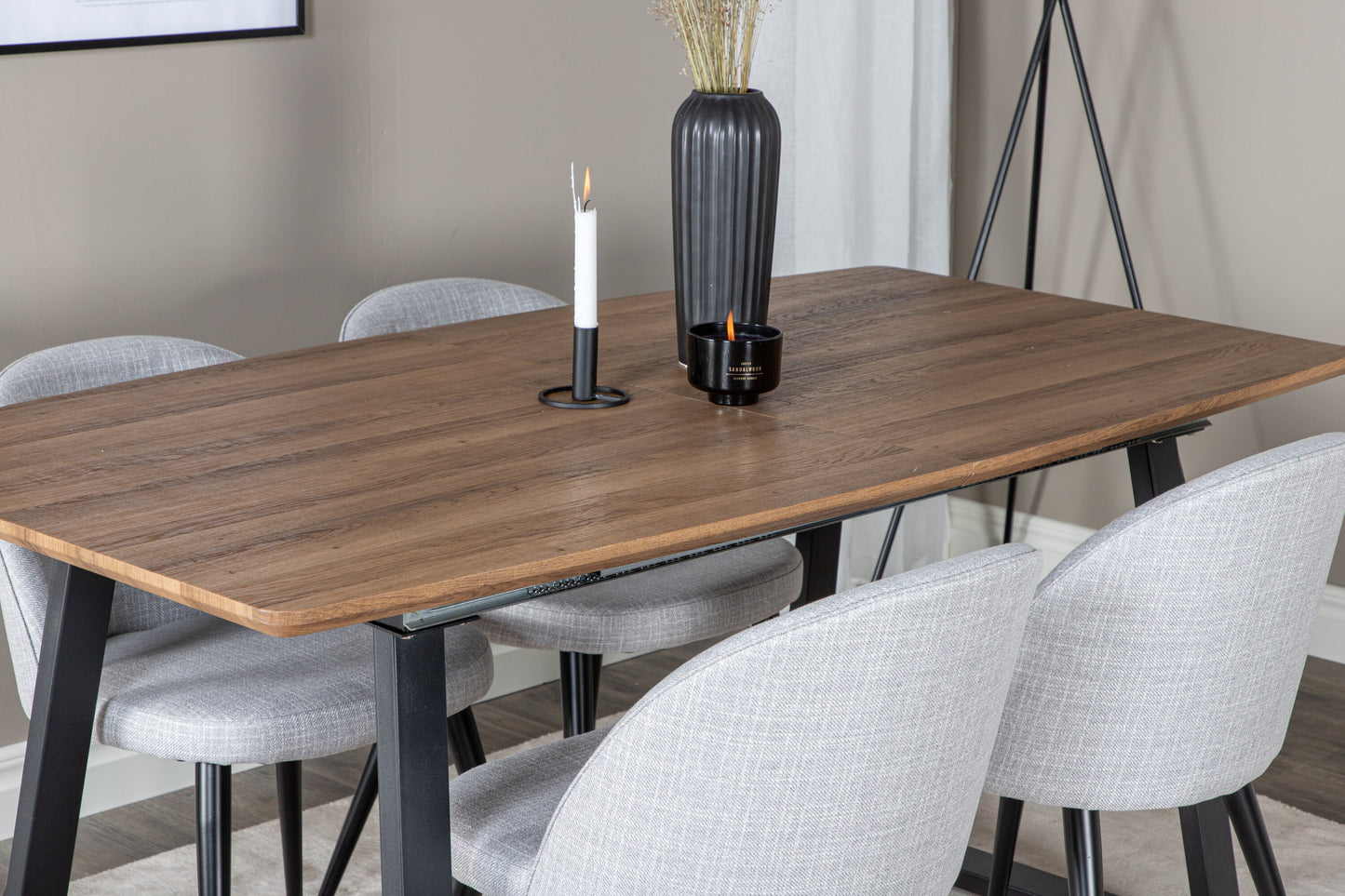 Inca Matbord med Velvet Stolarna Matgrupp