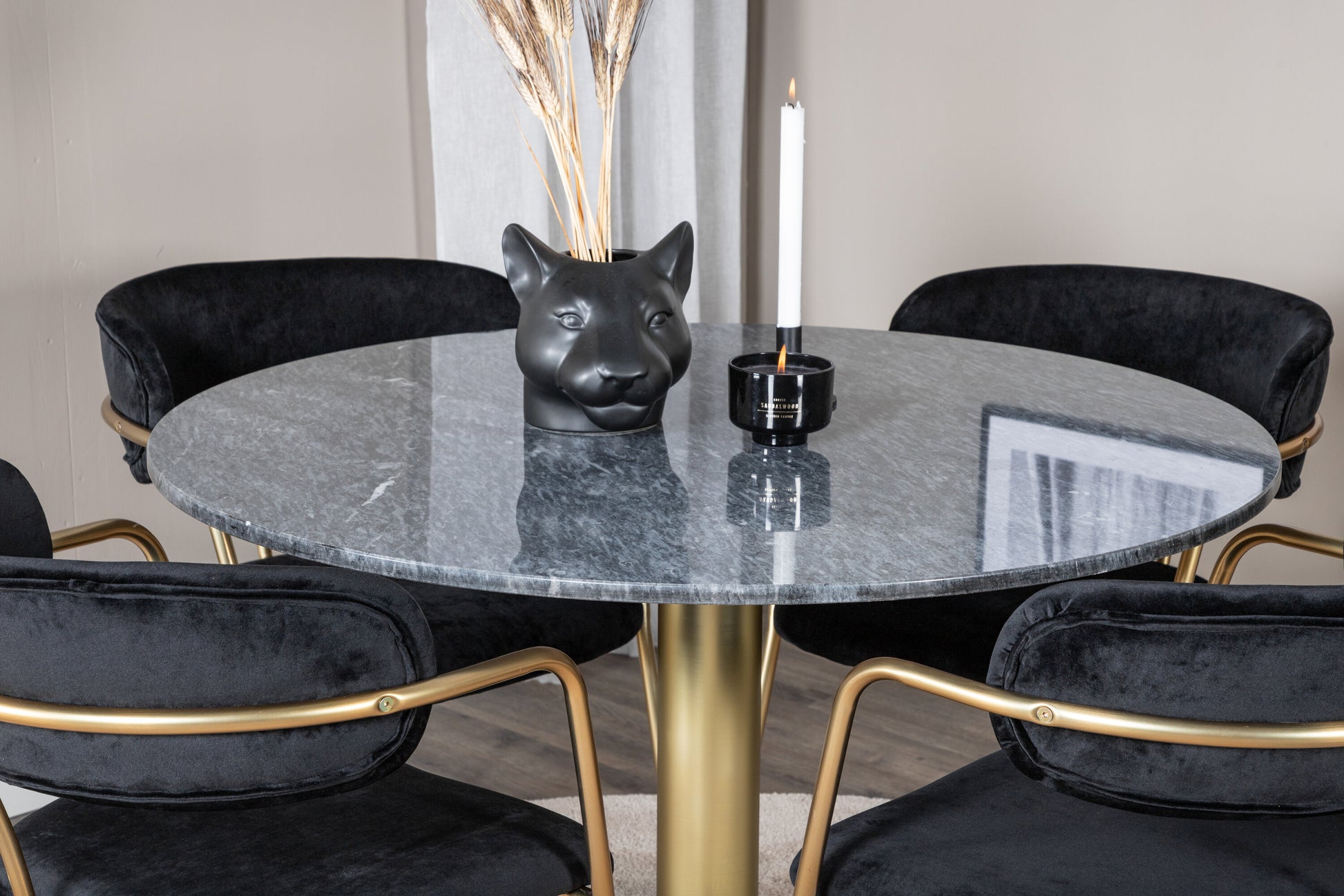 Estelle Matbord med Arrow Stolarna Matgrupp