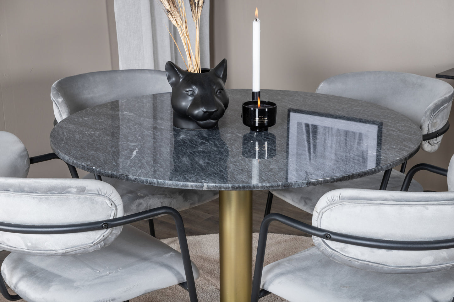 Estelle Matbord med Arrow Stolarna Matgrupp