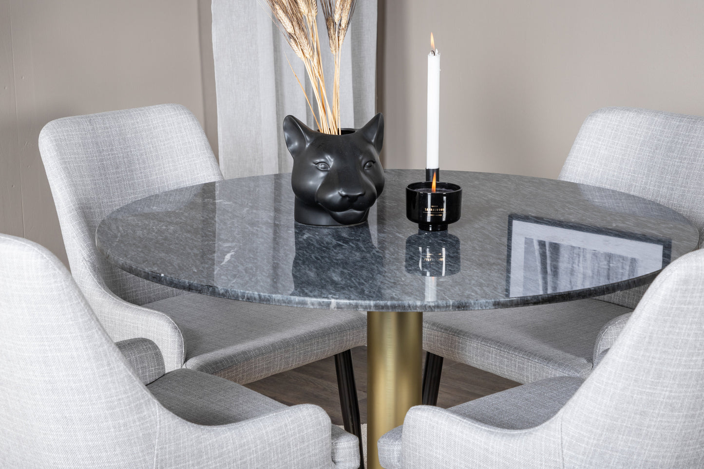 Estelle Matbord med Plaza Stolarna Matgrupp