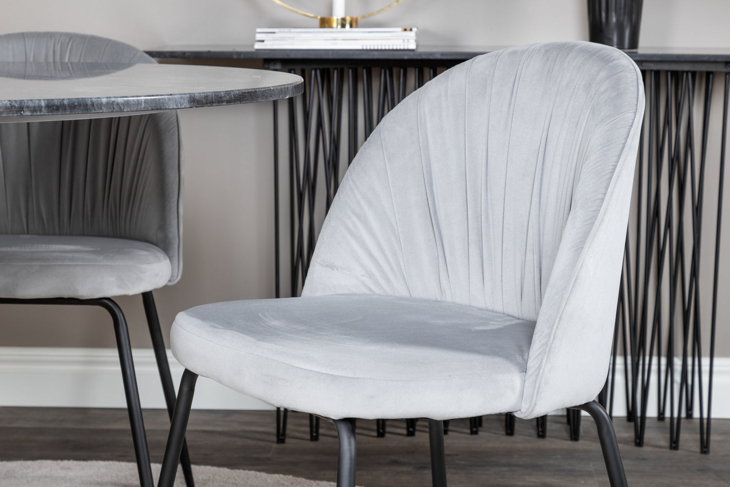 Estelle Matbord med Wrinkles Stolarna – Bord: ⌀106 Stol: 50x79,5x49