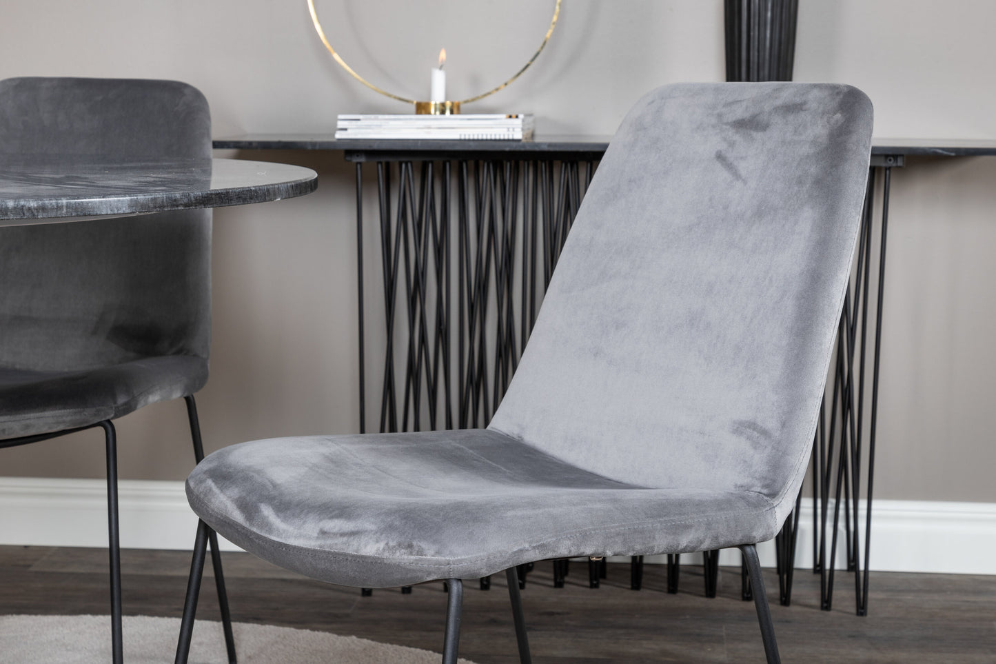 Estelle Matbord med Muce Stolarna – Bord: ⌀106 Stol: 63x84x43