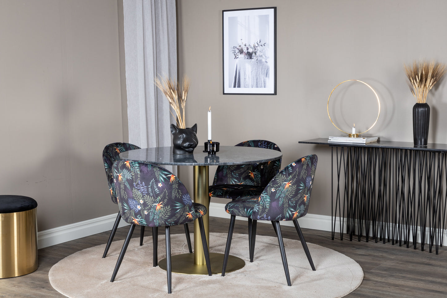 Estelle Matbord med Velvet Stolarna – Bord: ⌀106 Stol: 55x78x50,5