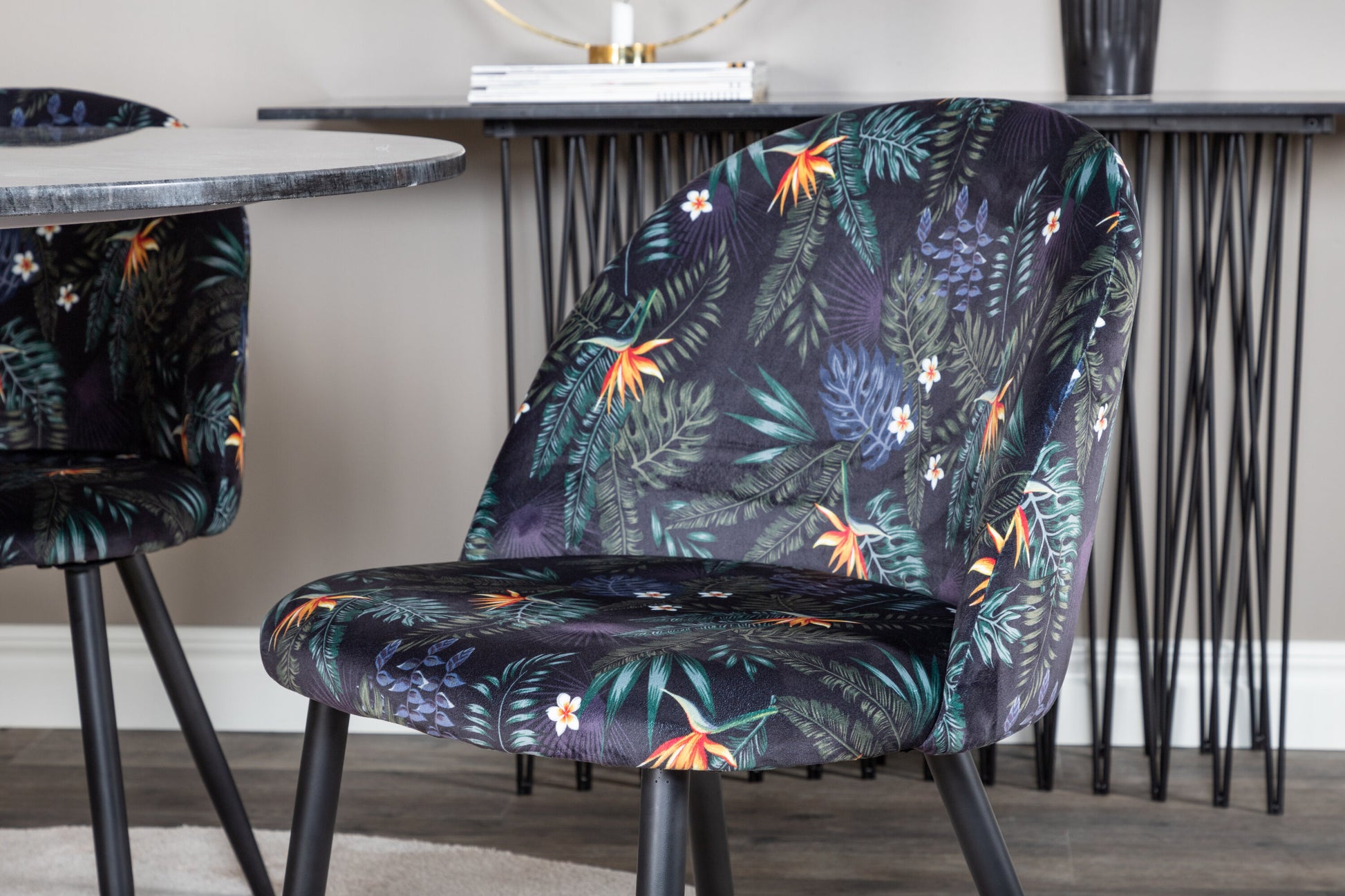 Estelle Matbord med Velvet Stolarna – Bord: ⌀106 Stol: 55x78x50,5