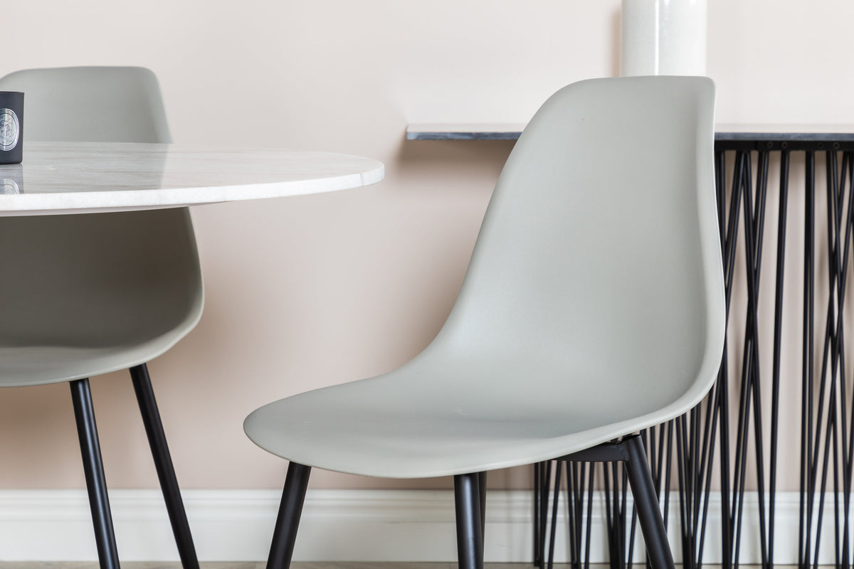 Estelle Matbord med Polar Stolarna – Bord: ⌀106 Stol: 58x81x45,5