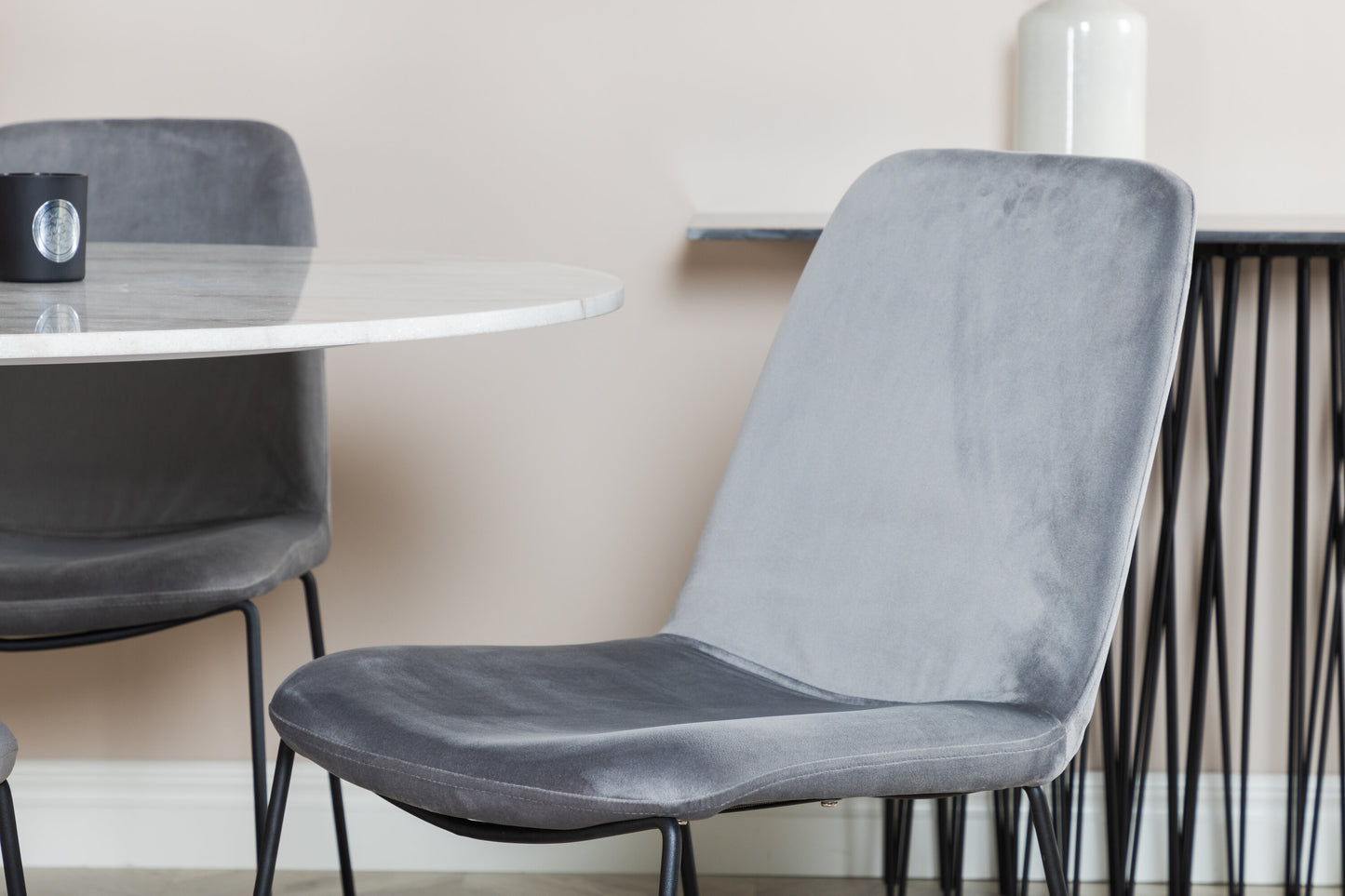 Estelle Matbord med Muce Stolarna – Bord: ⌀106 Stol: 63x84x43