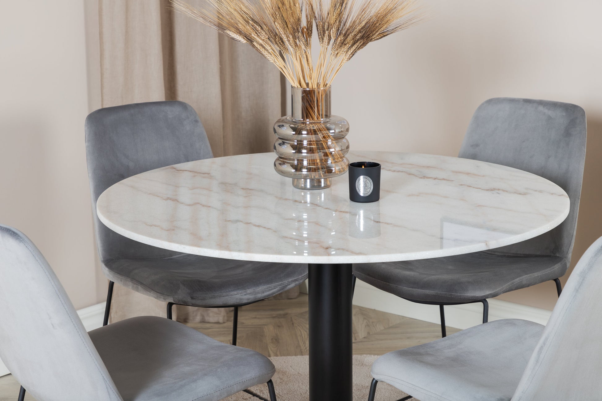 Estelle Matbord med Muce Stolarna – Bord: ⌀106 Stol: 63x84x43
