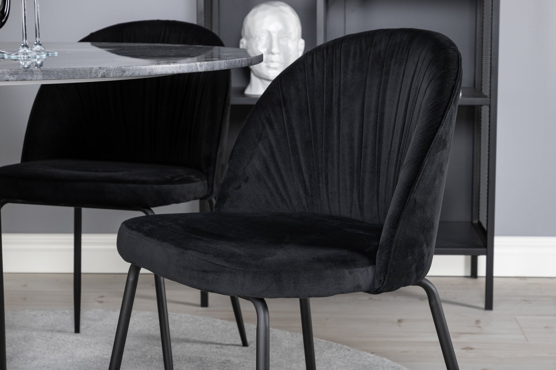 Estelle Matbord med Wrinkles Stolarna – Bord: ⌀106 Stol: 50x79,5x49