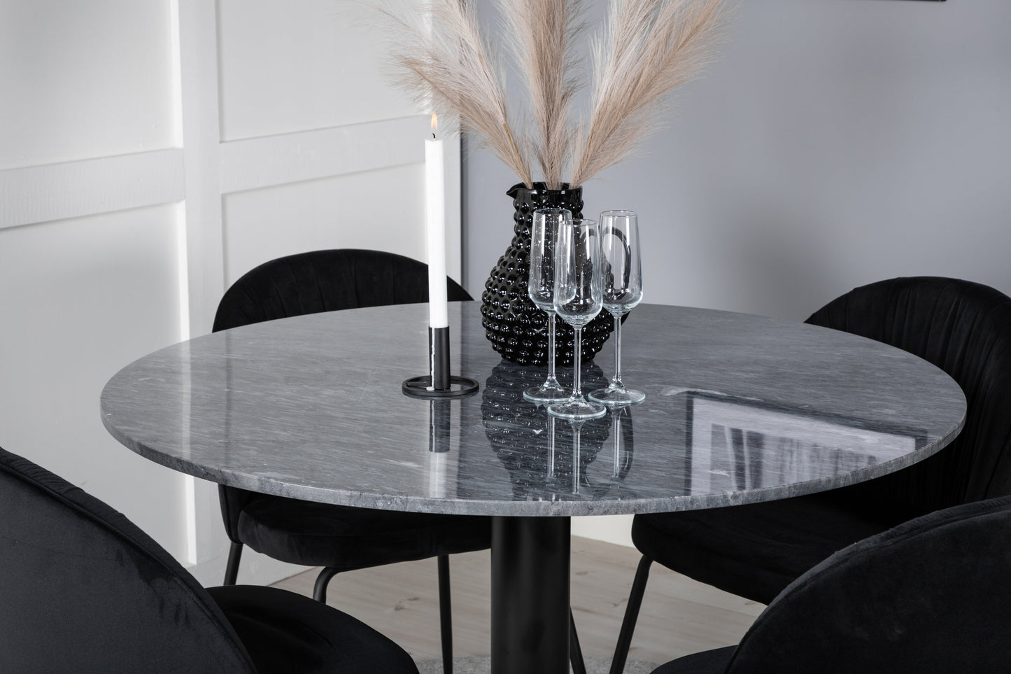 Estelle Matbord med Wrinkles Stolarna – Bord: ⌀106 Stol: 50x79,5x49