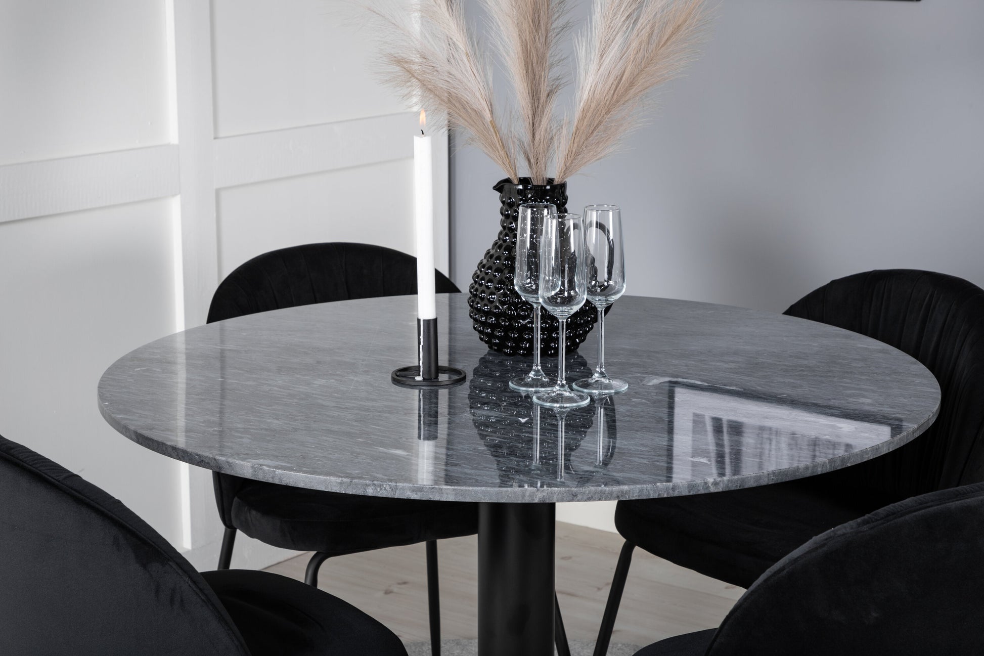 Estelle Matbord med Wrinkles Stolarna – Bord: ⌀106 Stol: 50x79,5x49