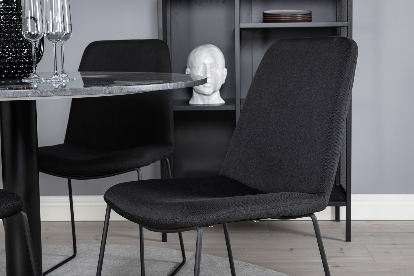 Estelle Matbord med Muce Stolarna – Bord: ⌀106 Stol: 63x84x43