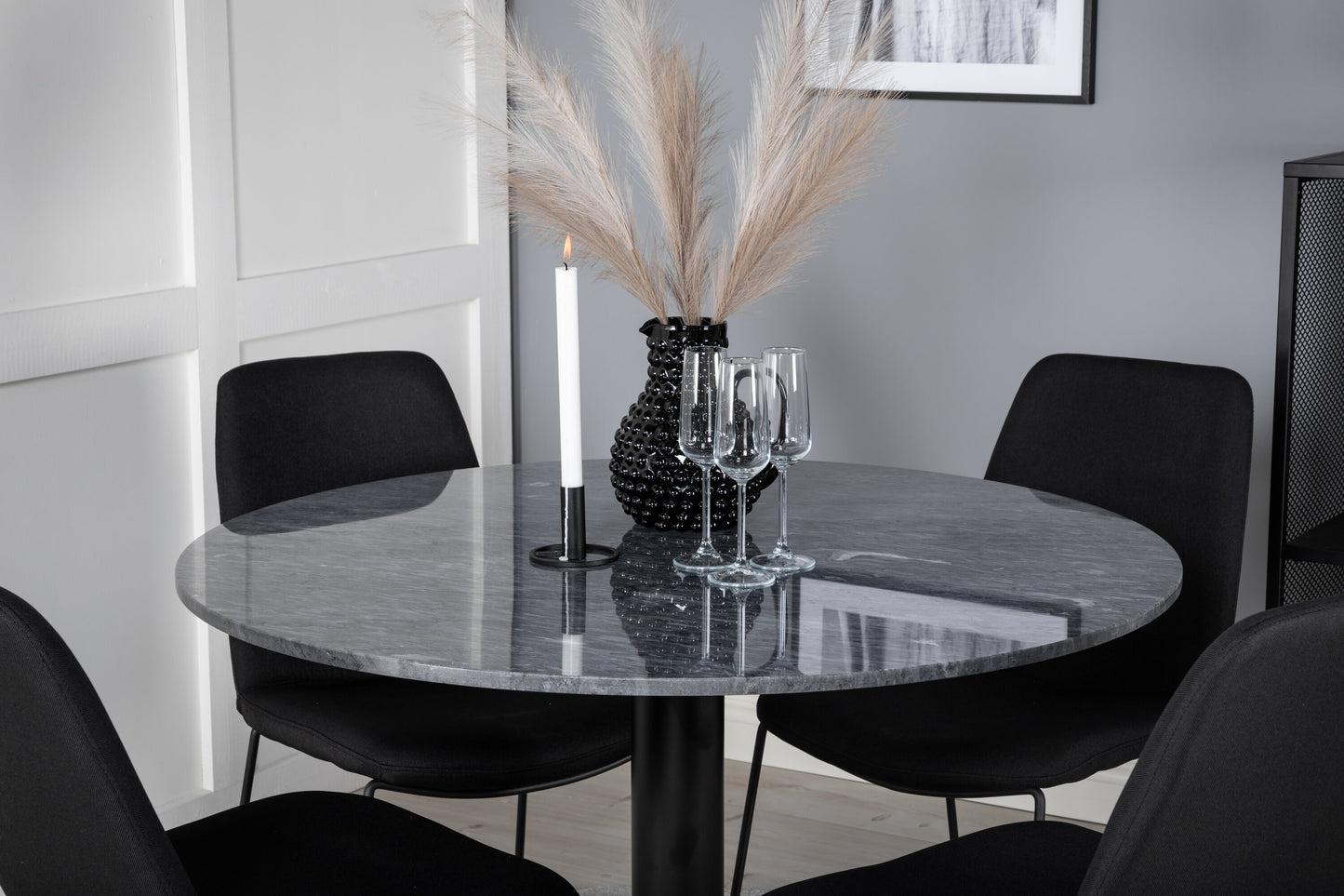 Estelle Matbord med Muce Stolarna – Bord: ⌀106 Stol: 63x84x43