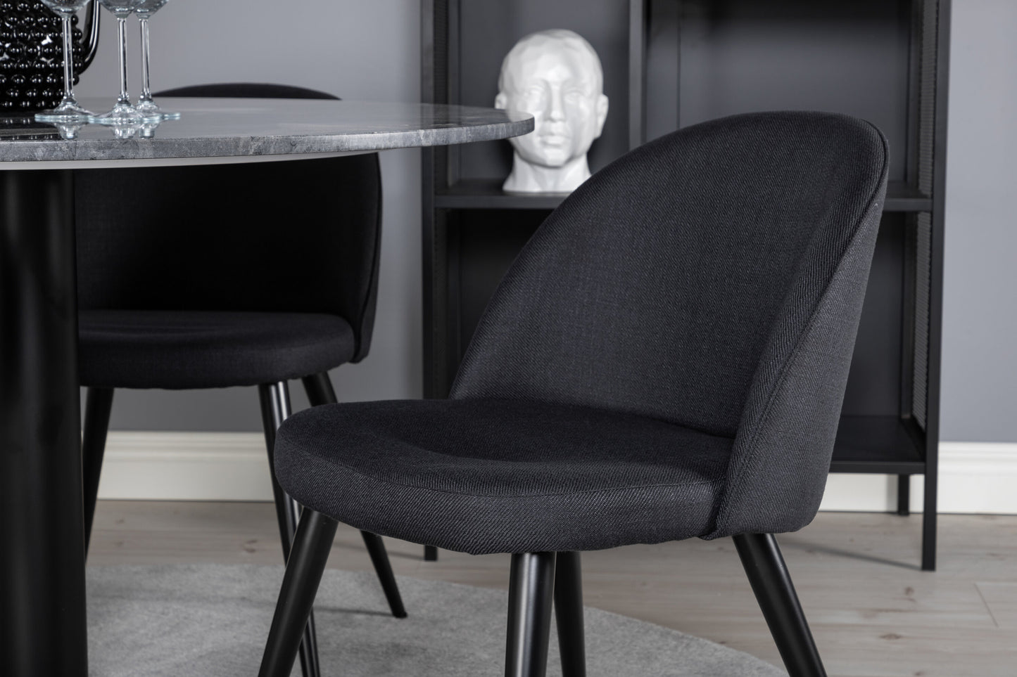 Estelle Matbord med Velvet Stolarna – Bord: ⌀106 Stol: 57x76,5x50