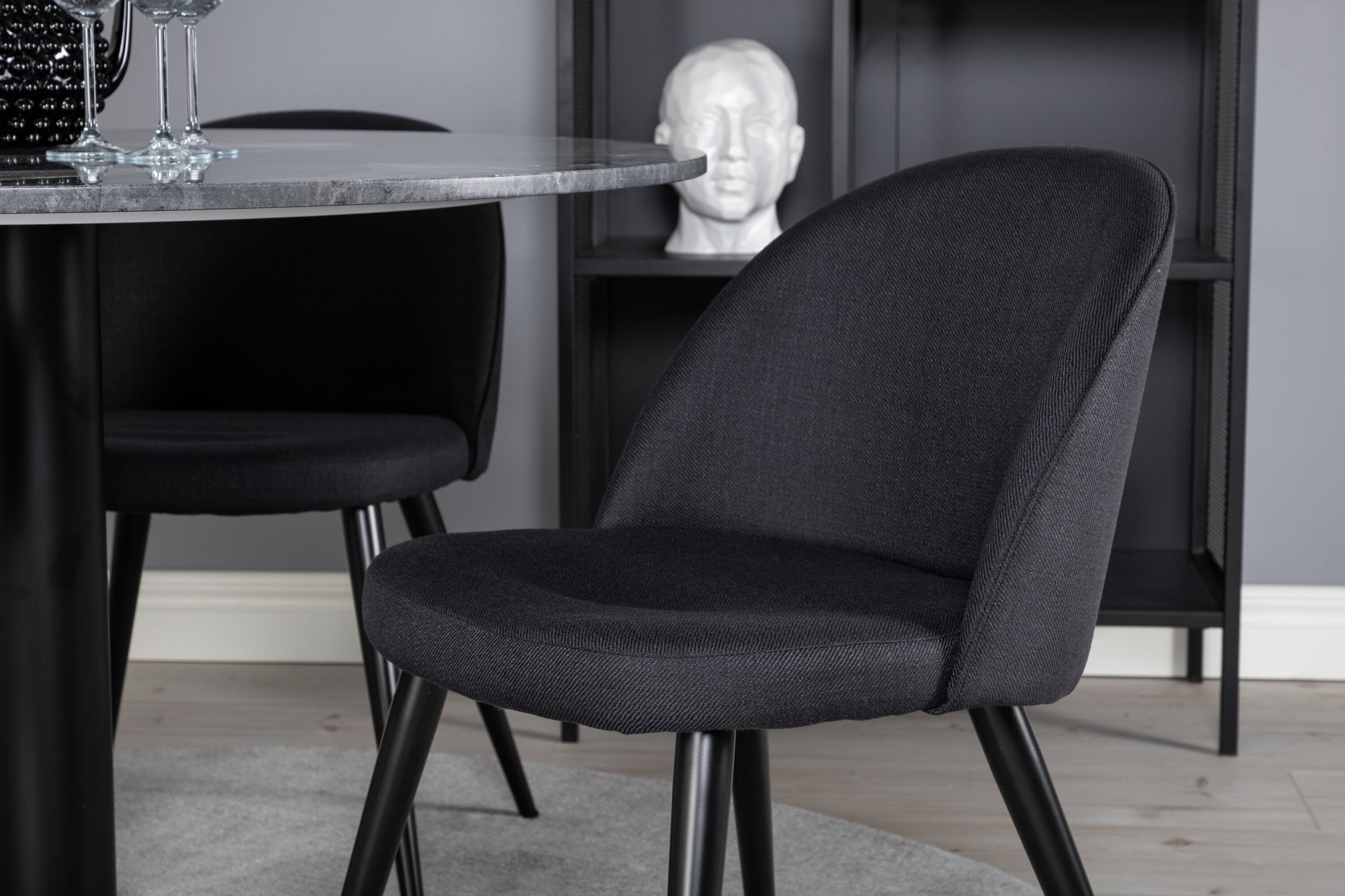 Estelle Matbord med Velvet Stolarna – Bord: ⌀106 Stol: 57x76,5x50