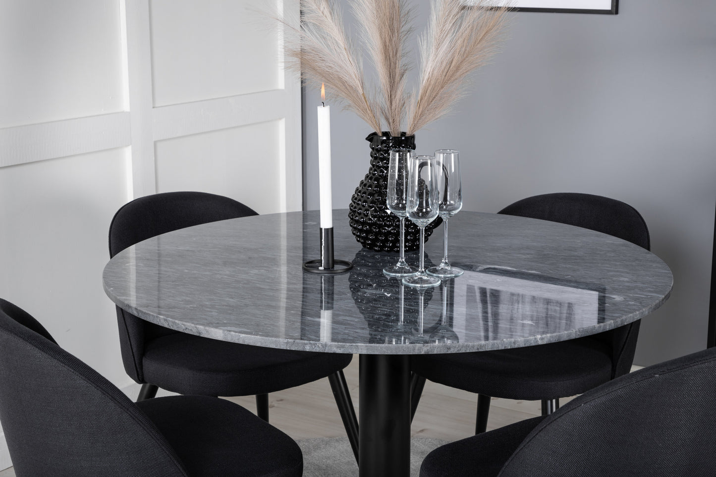 Estelle Matbord med Velvet Stolarna – Bord: ⌀106 Stol: 57x76,5x50