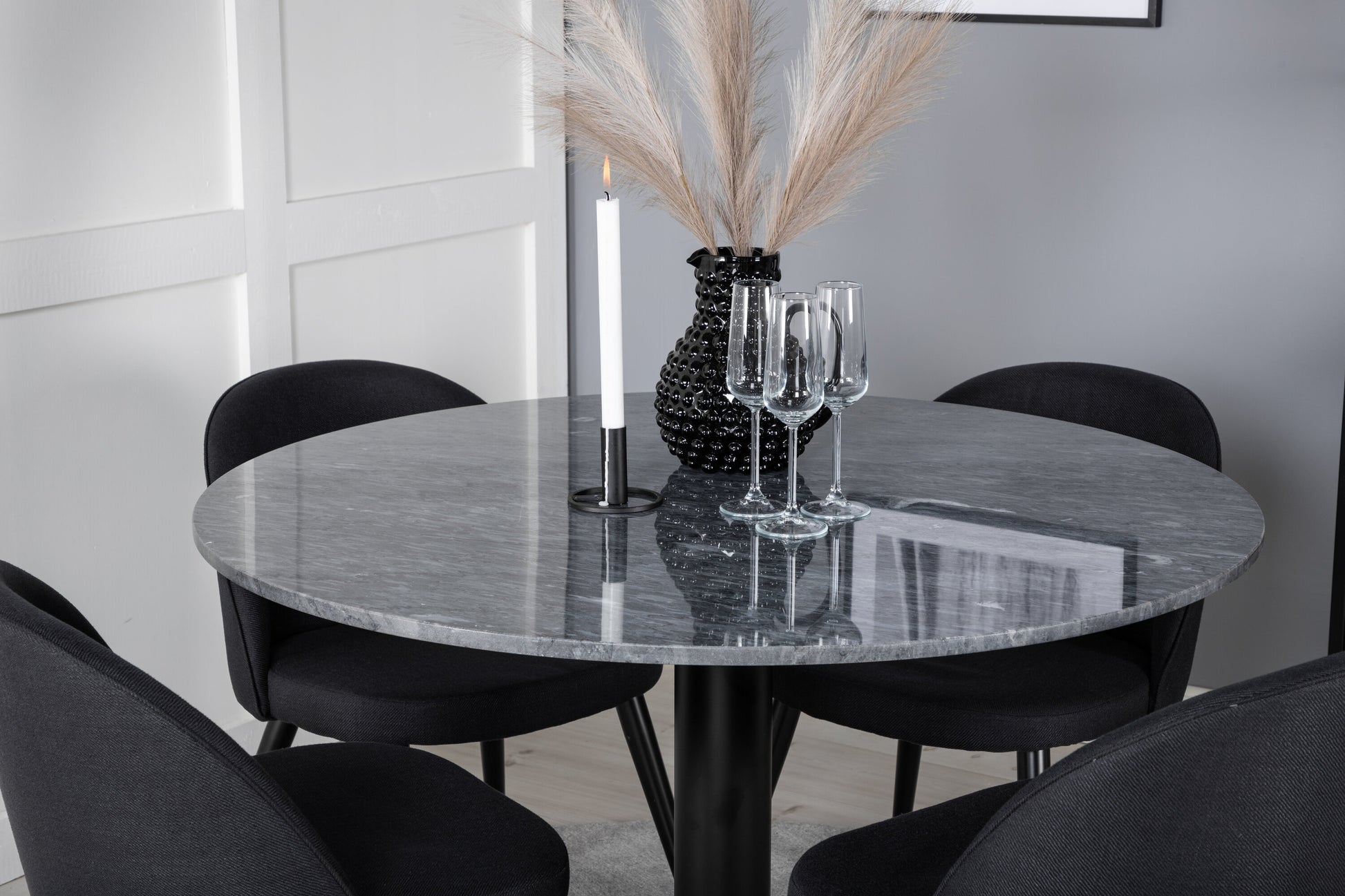 Estelle Matbord med Velvet Stolarna – Bord: ⌀106 Stol: 57x76,5x50