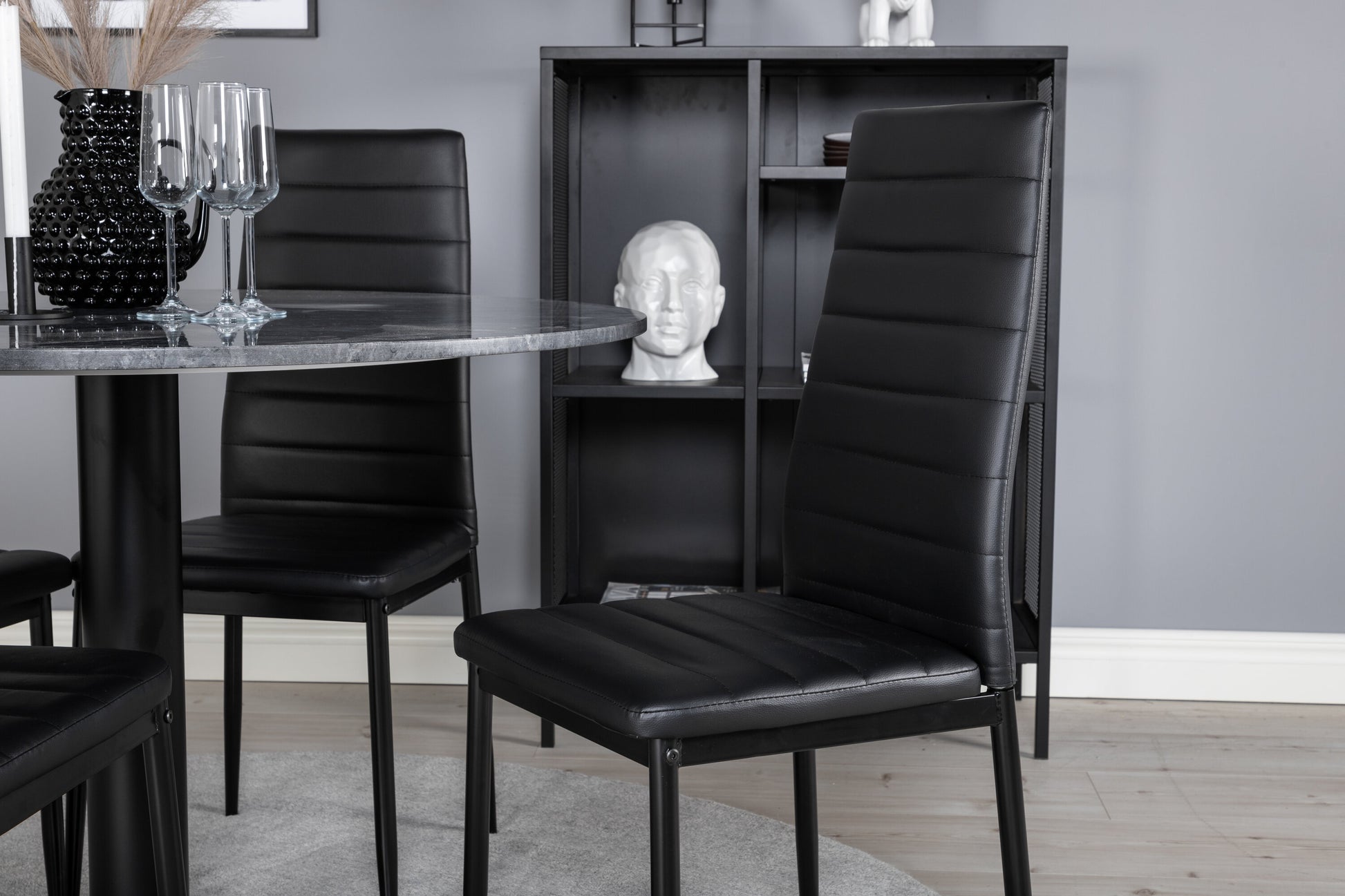 Estelle Matbord med Slim Stolarna Matgrupp
