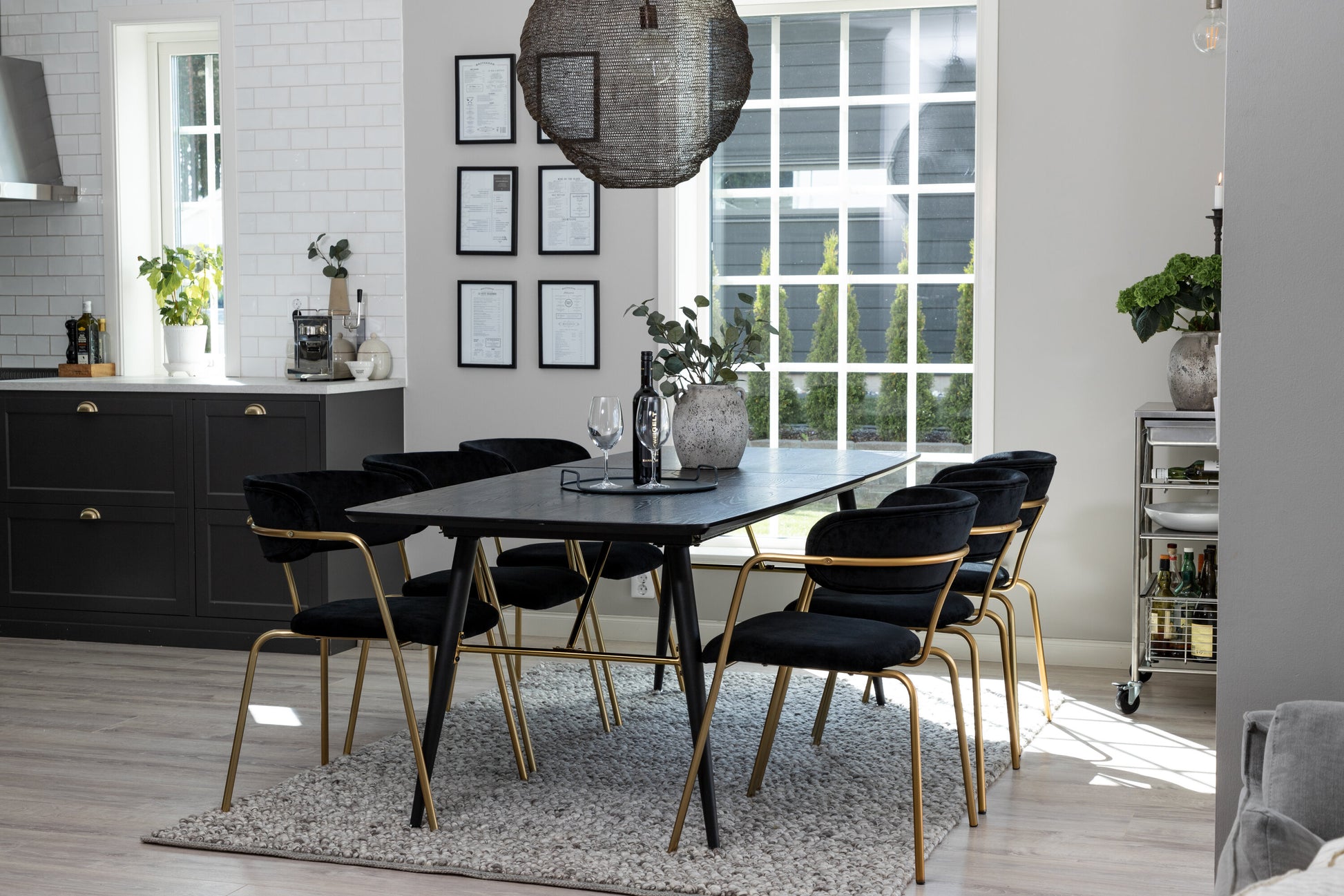Gold Matbord med Arrow Stolarna Matgrupp