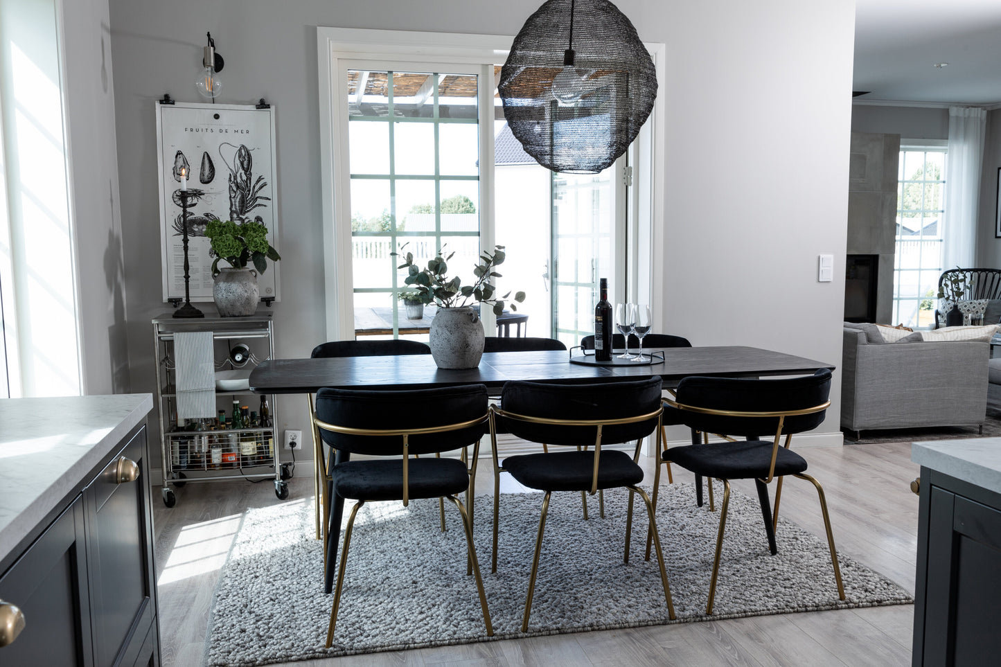 Gold Matbord med Arrow Stolarna Matgrupp