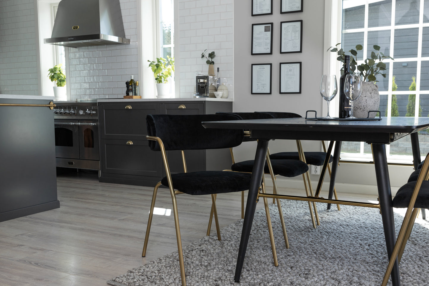 Gold Matbord med Arrow Stolarna Matgrupp