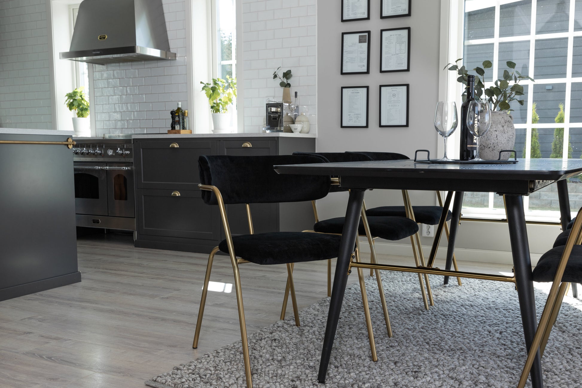 Gold Matbord med Arrow Stolarna Matgrupp