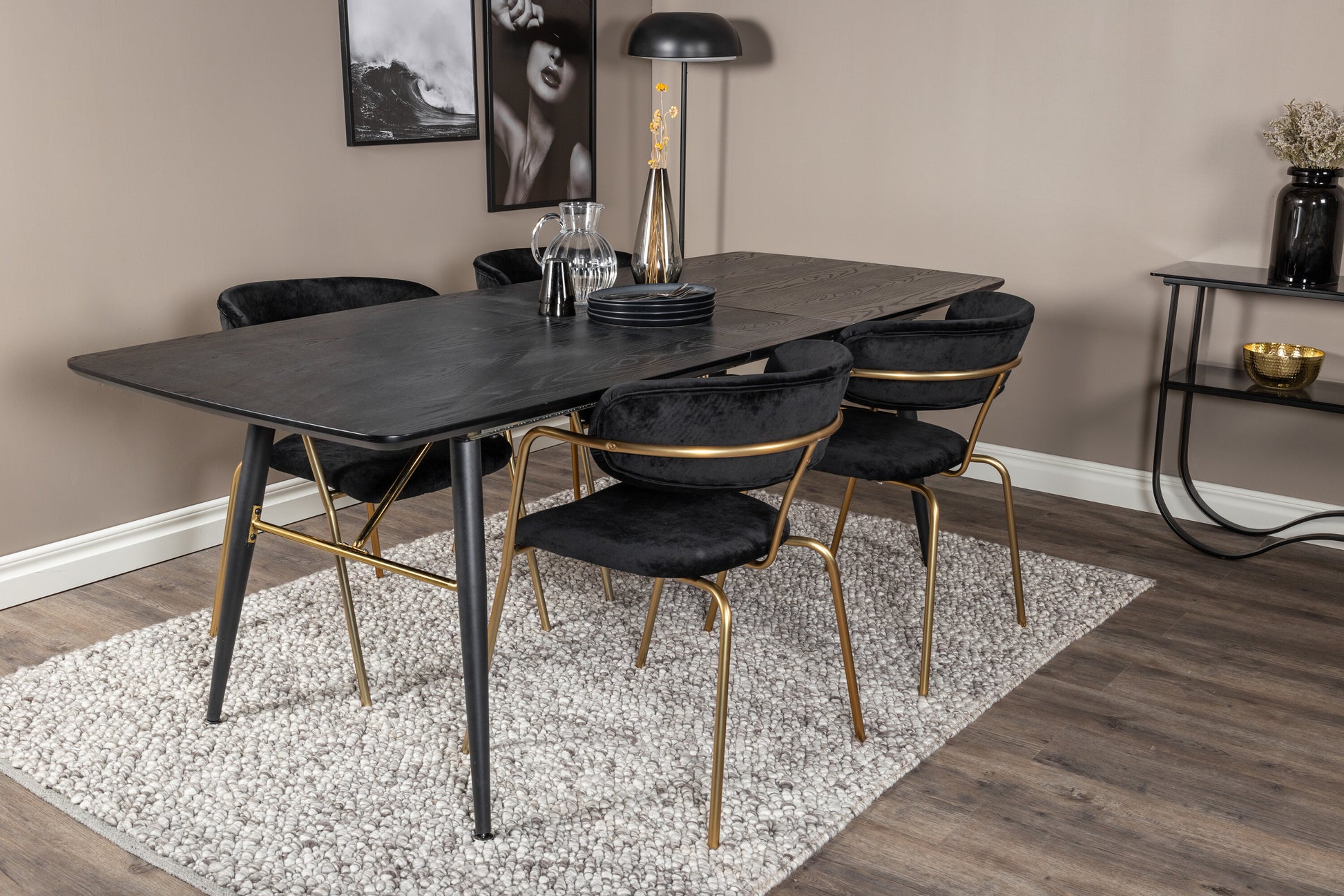 Gold Matbord med Arrow Stolarna Matgrupp