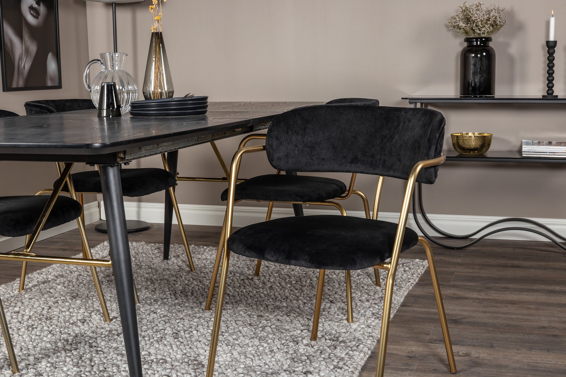 Gold Matbord med Arrow Stolarna Matgrupp