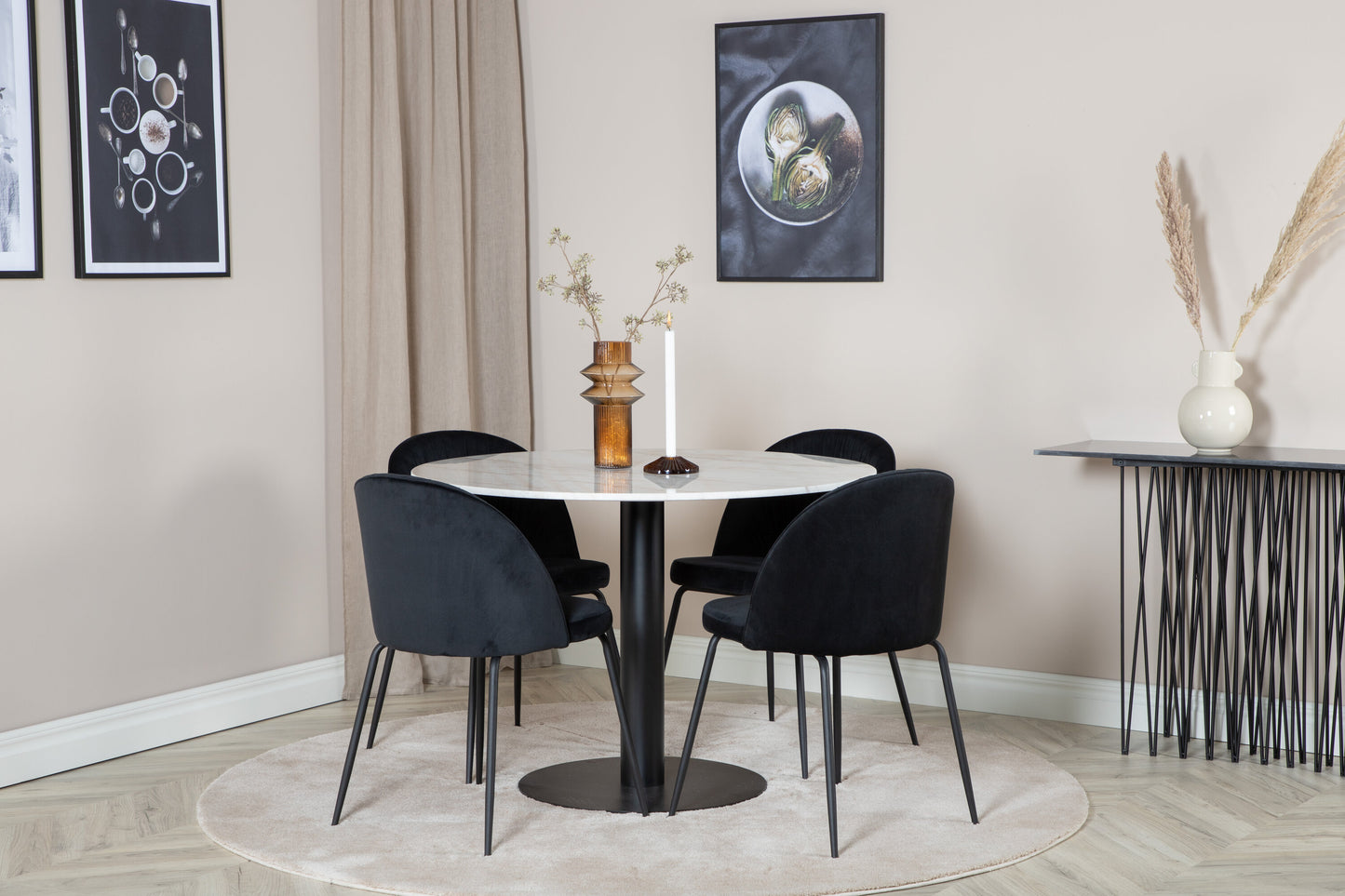 Estelle Matbord med Wrinkles Stolarna – Bord: ⌀106 Stol: 50x79,5x49