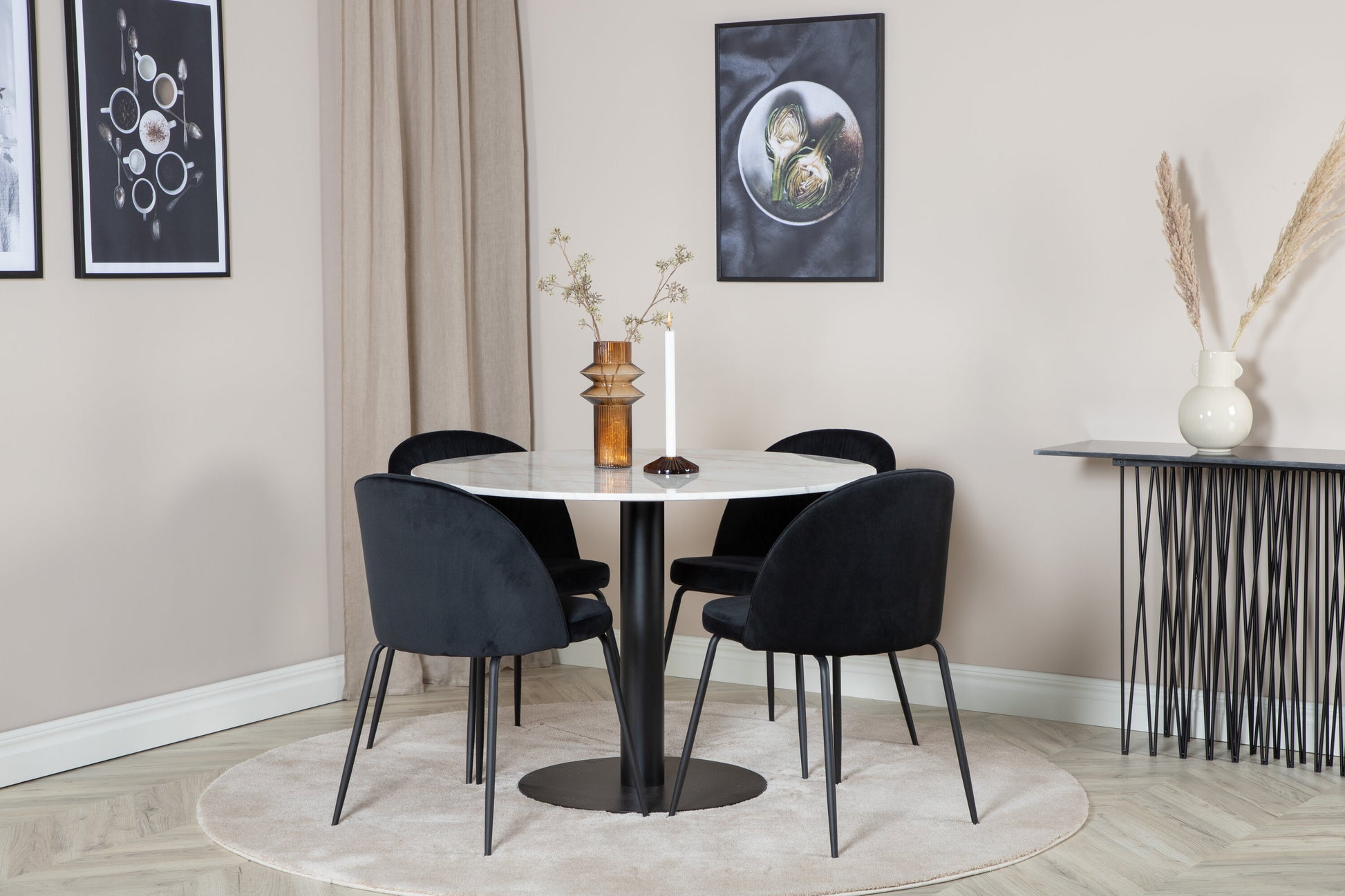 Estelle Matbord med Wrinkles Stolarna – Bord: ⌀106 Stol: 50x79,5x49