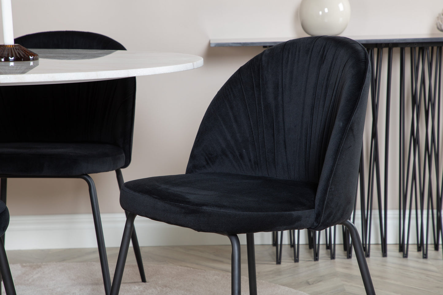 Estelle Matbord med Wrinkles Stolarna – Bord: ⌀106 Stol: 50x79,5x49