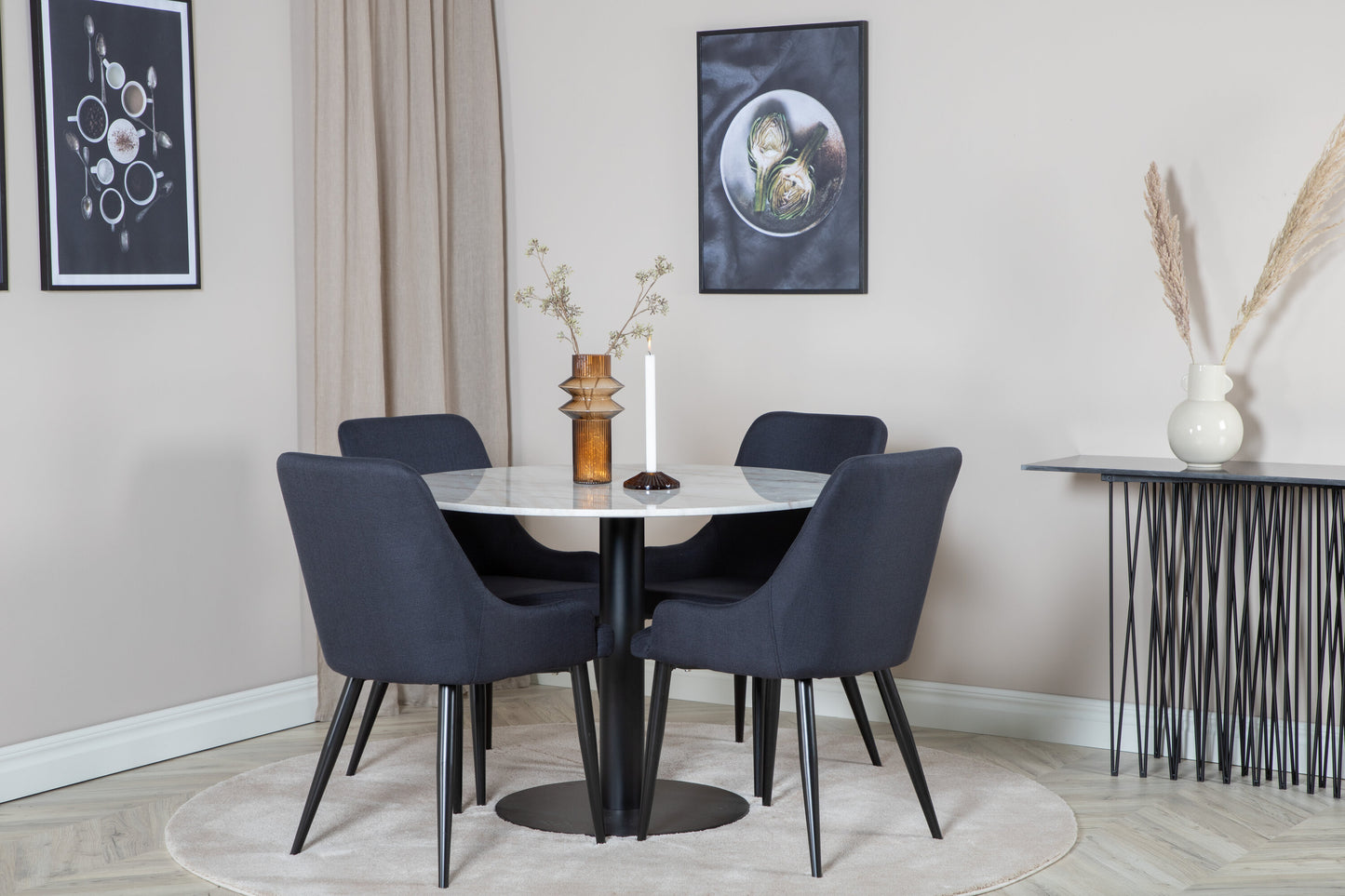 Estelle Matbord med Plaza Stolarna Matgrupp