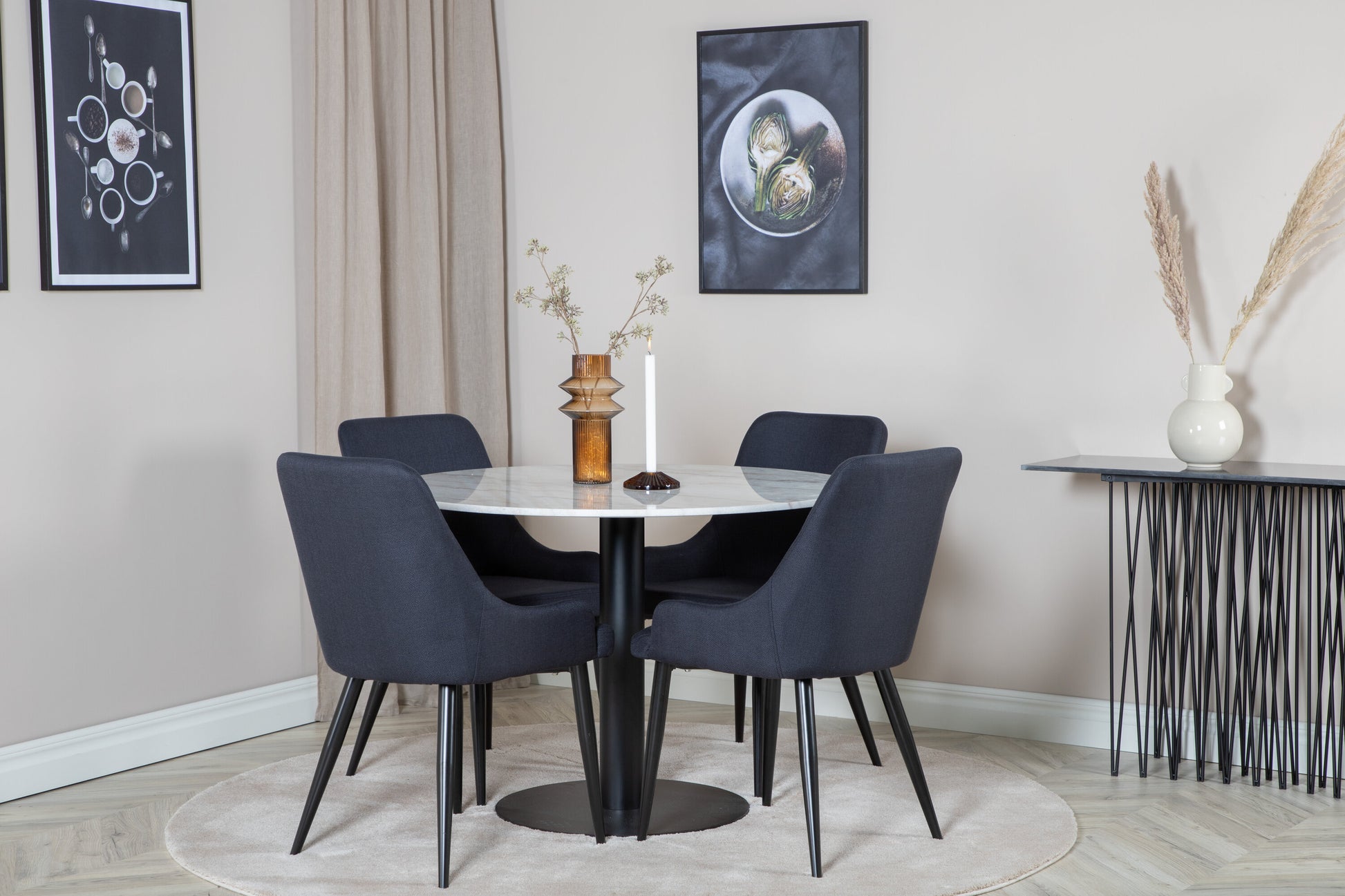 Estelle Matbord med Plaza Stolarna Matgrupp