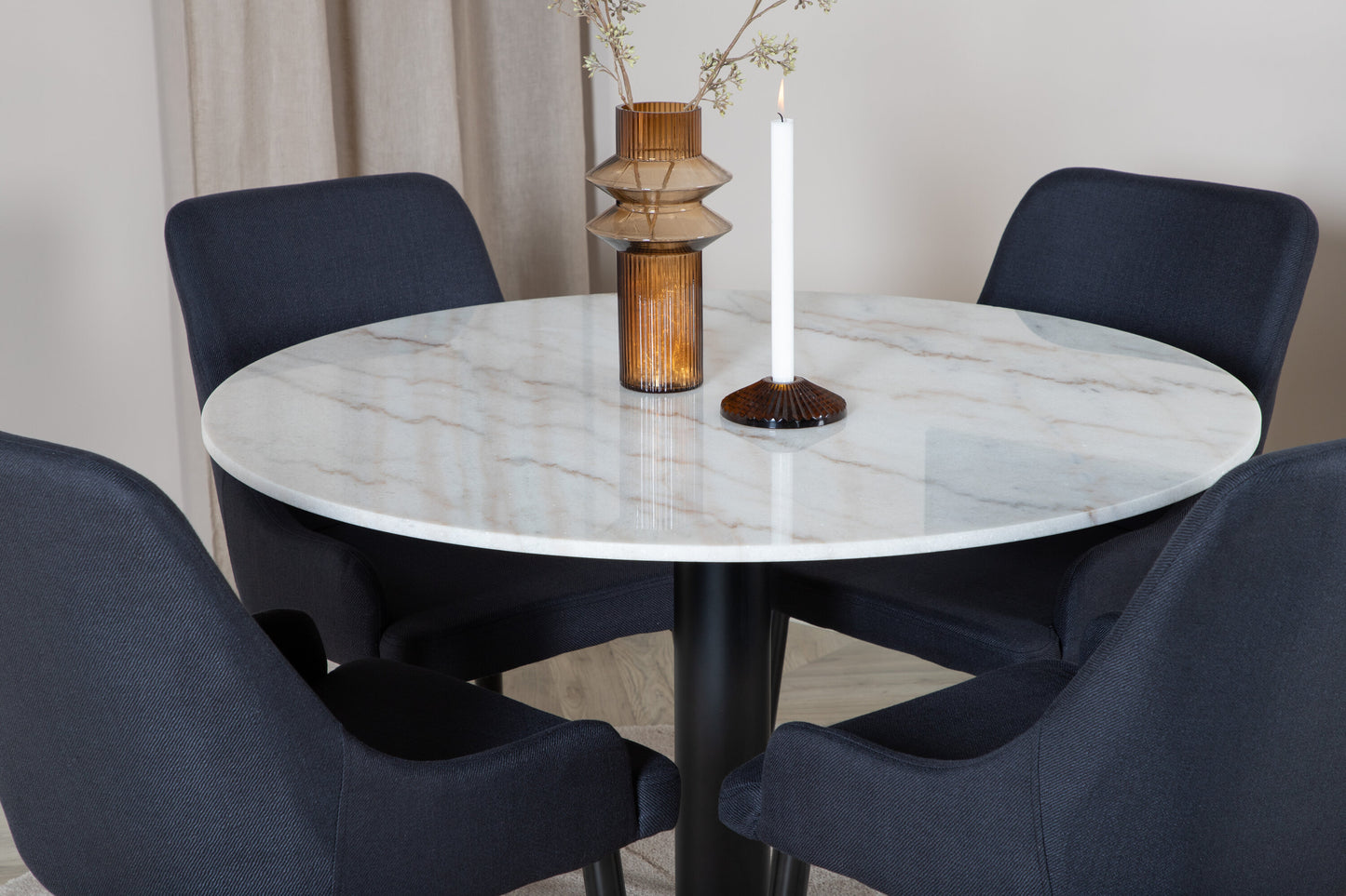 Estelle Matbord med Plaza Stolarna Matgrupp