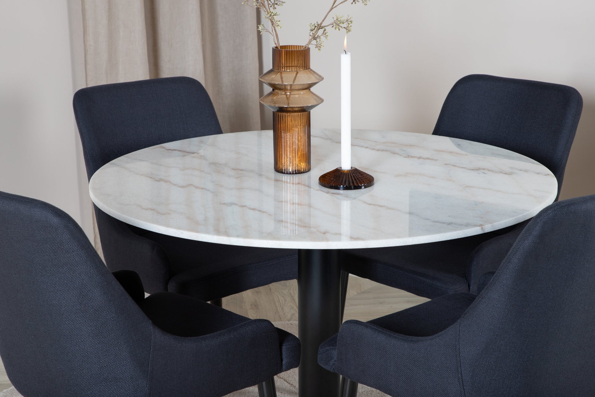 Estelle Matbord med Plaza Stolarna Matgrupp