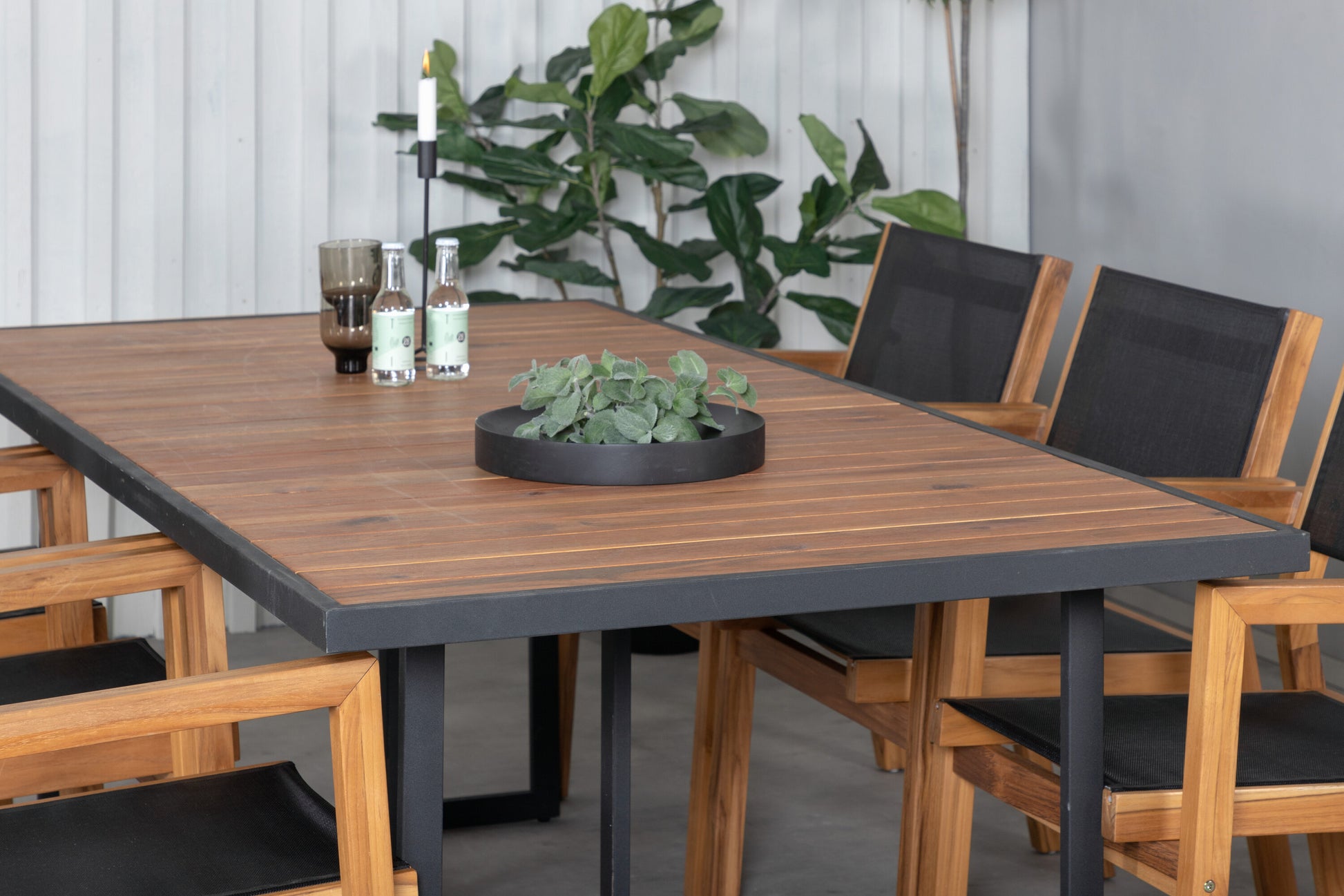 Khung Matbord med Venice Stolarna Matgrupp