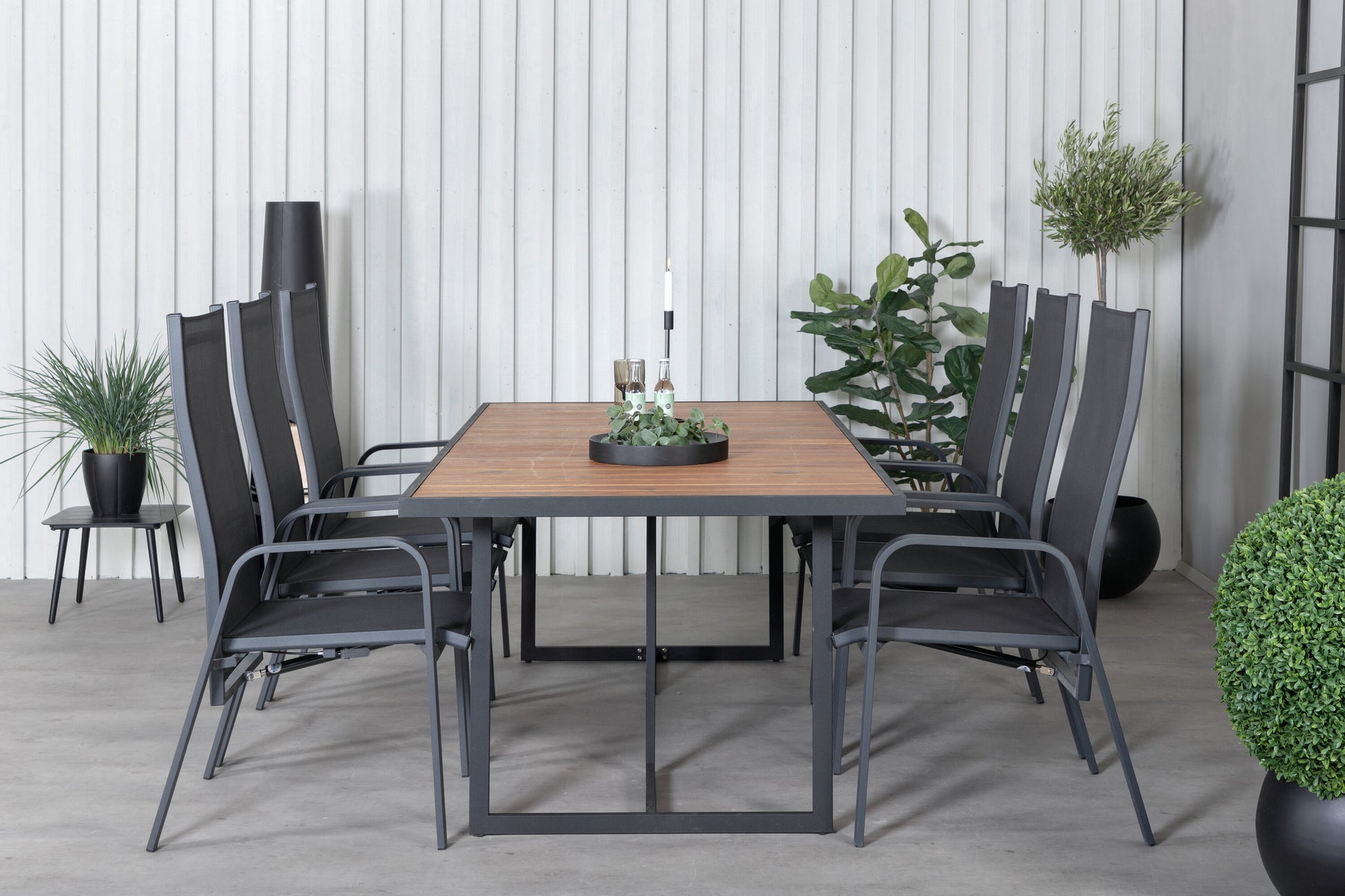 Khung Matbord med Copacabana Stolarna Matgrupp