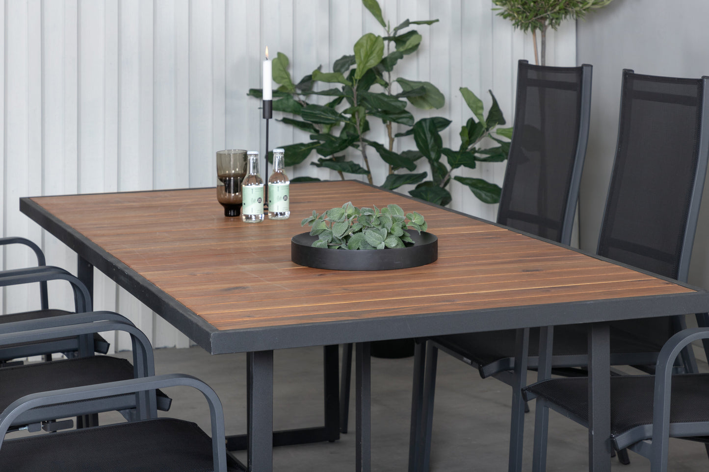 Khung Matbord med Copacabana Stolarna Matgrupp
