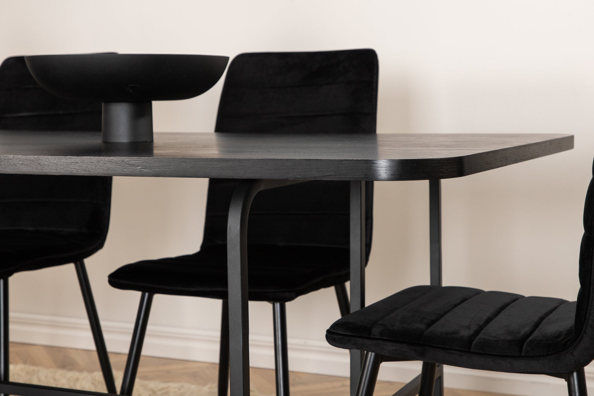 Uno Matbord med Windu Stolarna Matgrupp