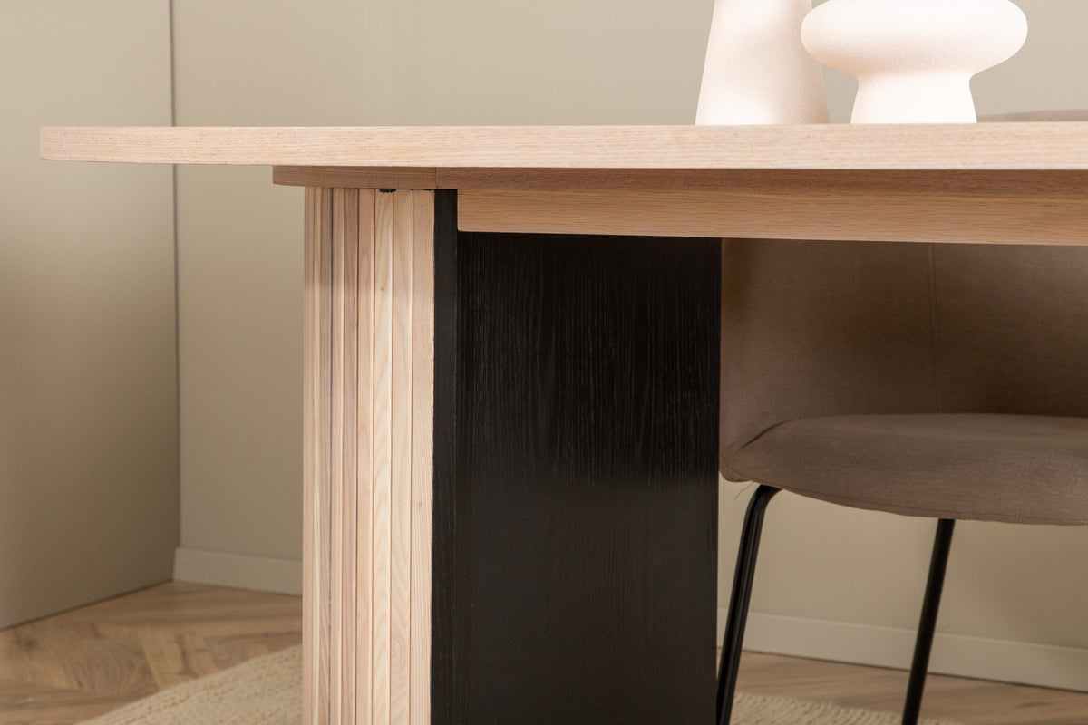 Bianca Matbord med Berit Stolarna – Bord: 75x200x90 Stol: 55x78x55