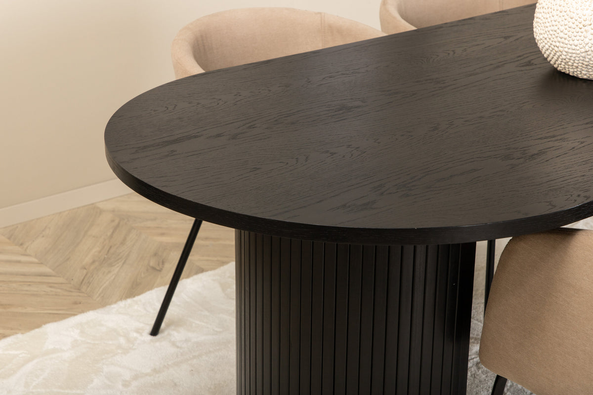 Bianca Matbord med Berit Stolarna – Bord: 67x200x90 Stol: 55x78x55