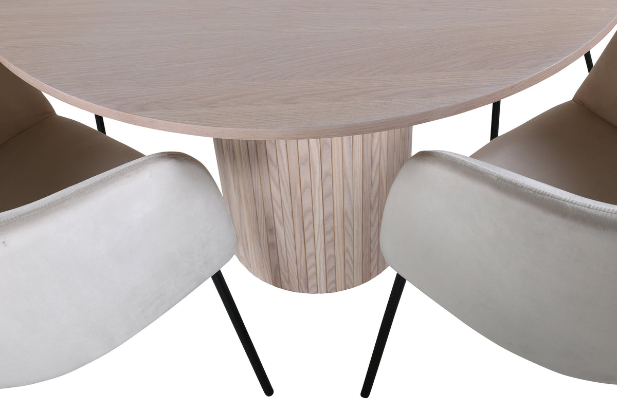 Bianca Matbord med Berit Stolarna – Bord: ⌀110 Stol: 55x78x55