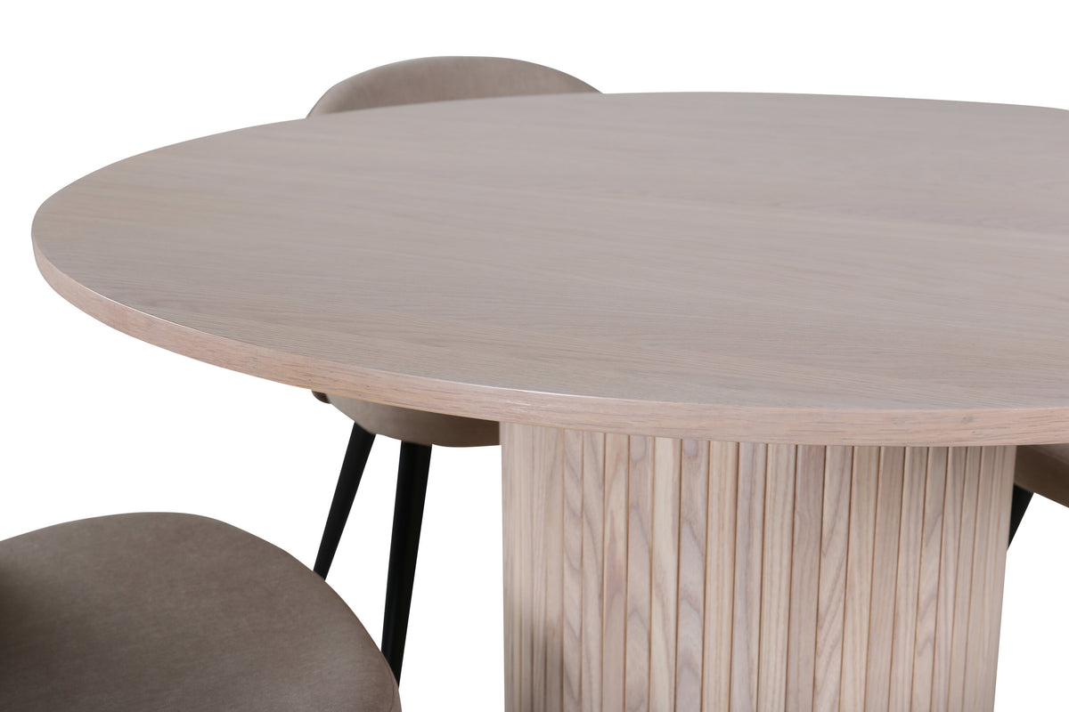 Bianca Matbord med Velvet Stolarna – Bord: ⌀110 Stol: 57x76,5x50